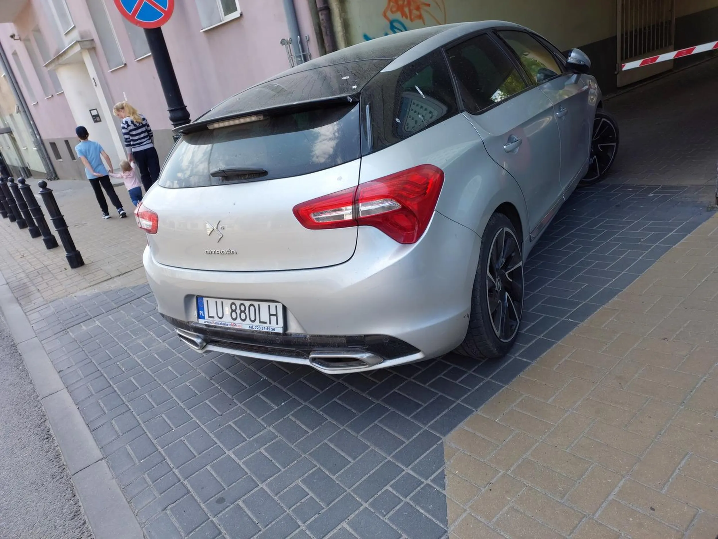 On tu tylko na chwilkę. Przez ciebie matka z dziećmi musiała przepychać się niebezpiecznie blisko jezdni.