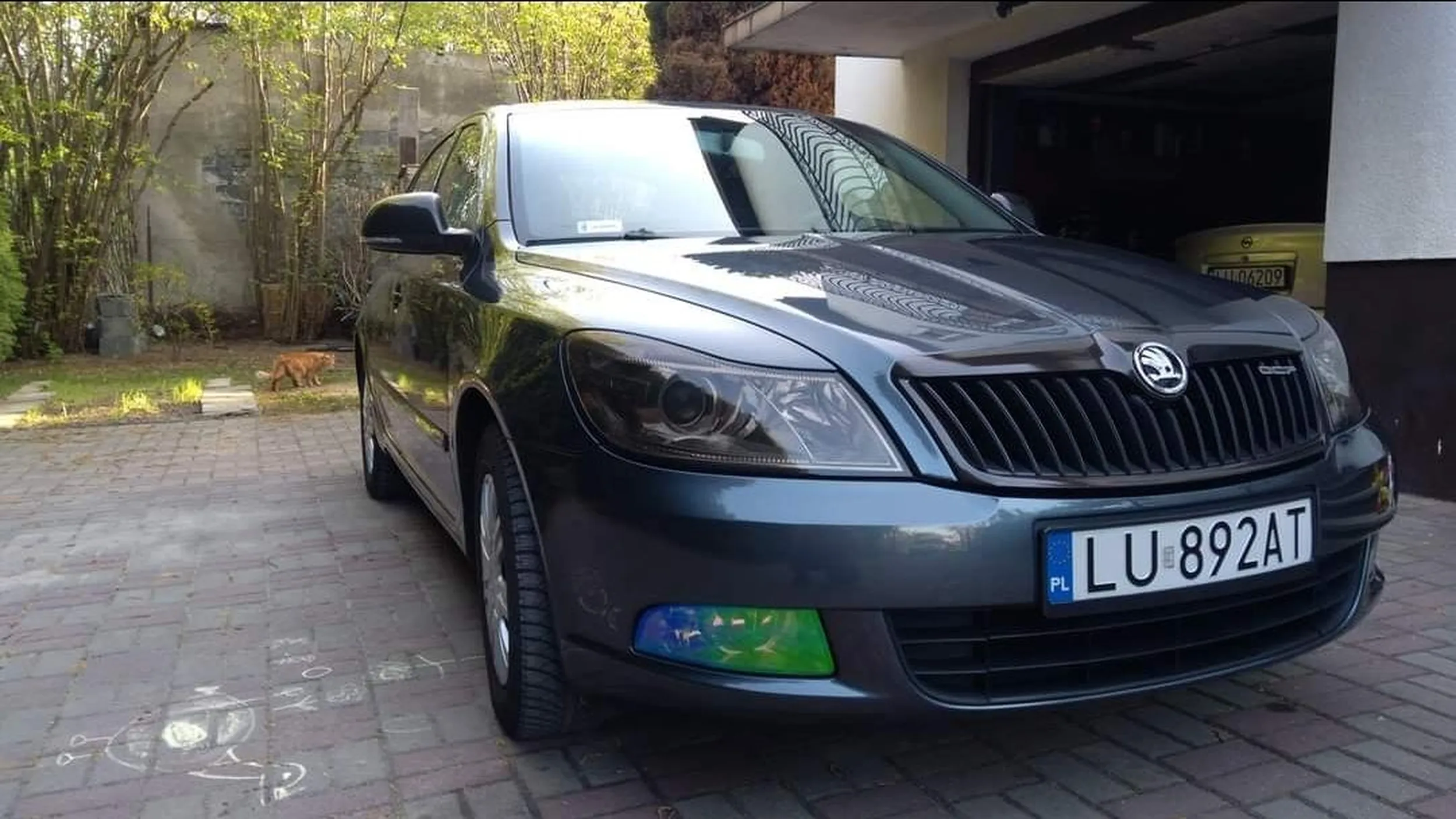 Zastawił wjazd do garażu.