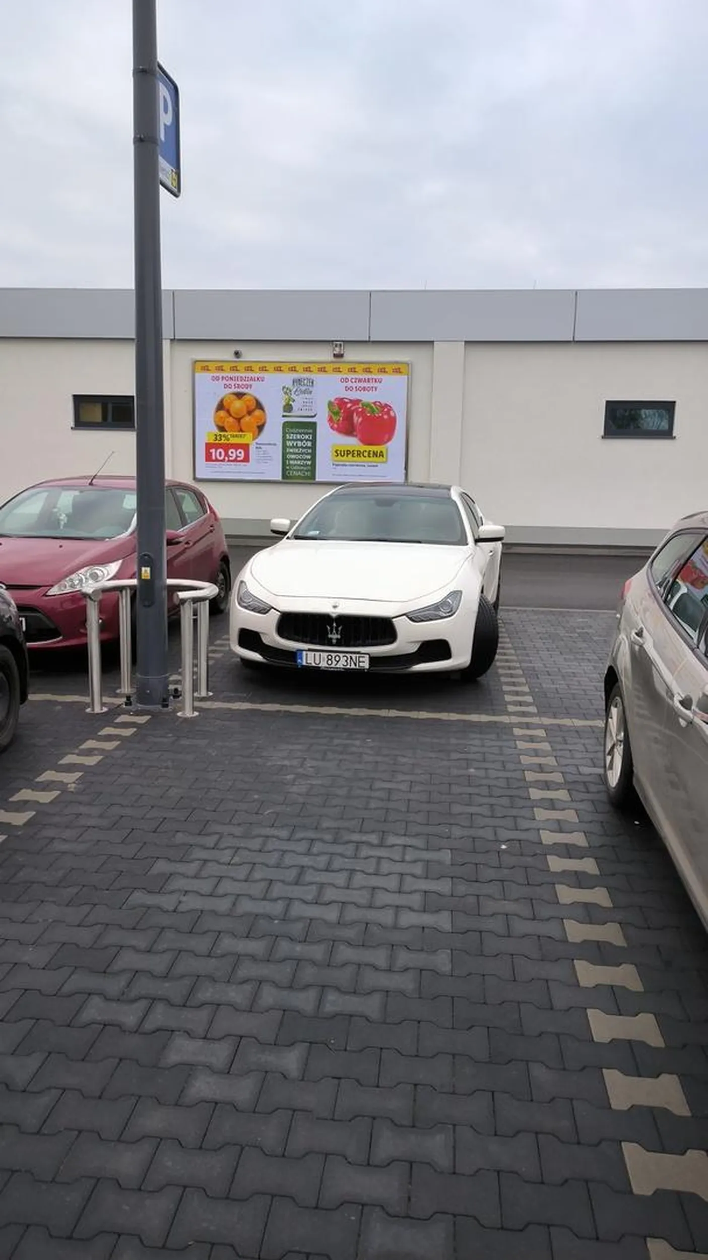 Drogie auto, wszystkie możliwe czujniki a parkuje jak...