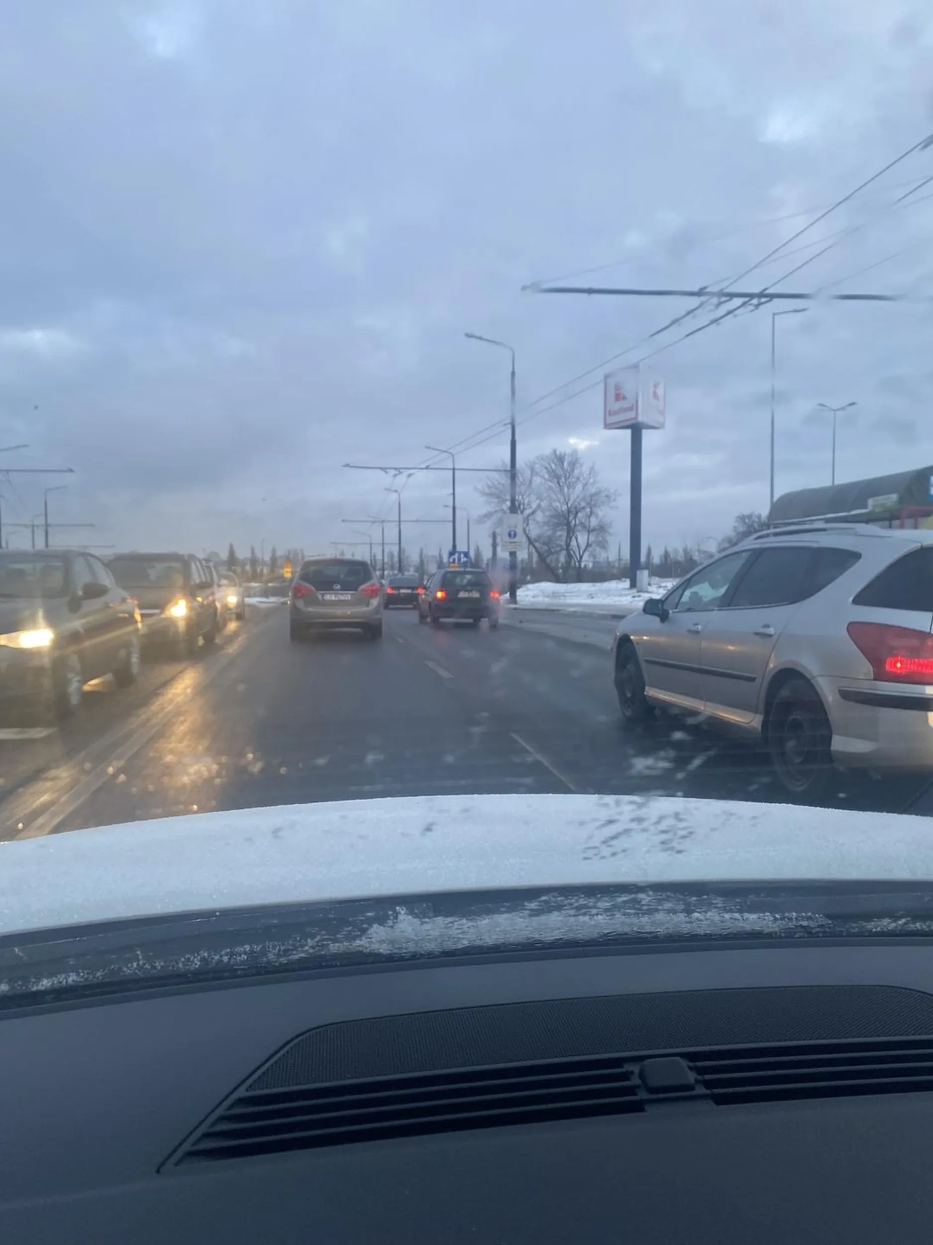 Wymusza pierwszeństwo …pewnie jeszcze śpi  bo jedzie. Bez swiatel