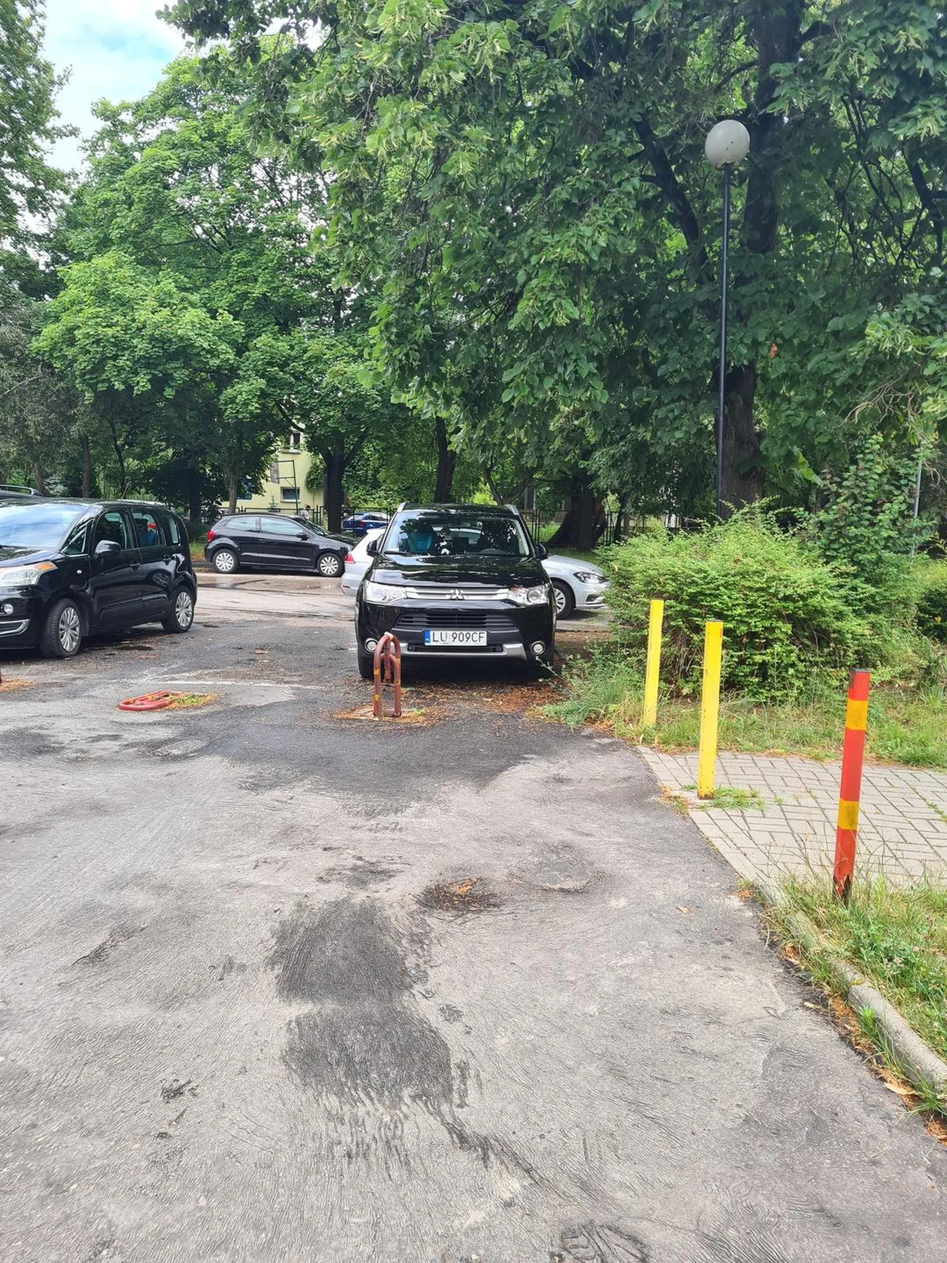 Zastawił drogę pożarową