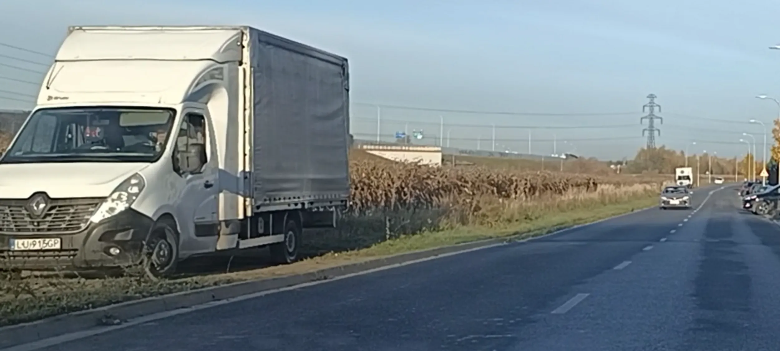 Masz tu nie parkować na trawie, bo jak tak będzie dalej to będą  zdjęcia wysłane do straży miejskiej.