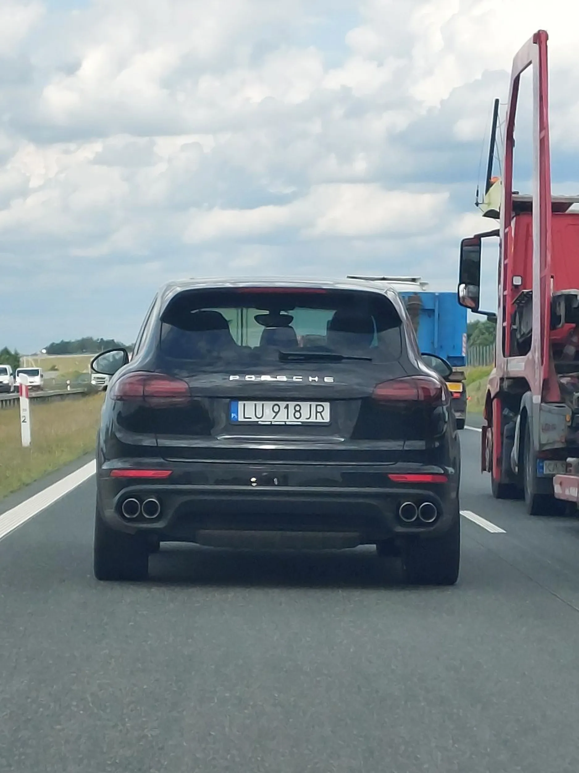 Stary a głupi. Jeździ ludziom na dupie, stwarza zagrożenie w ruchu. Uwaga na niego.