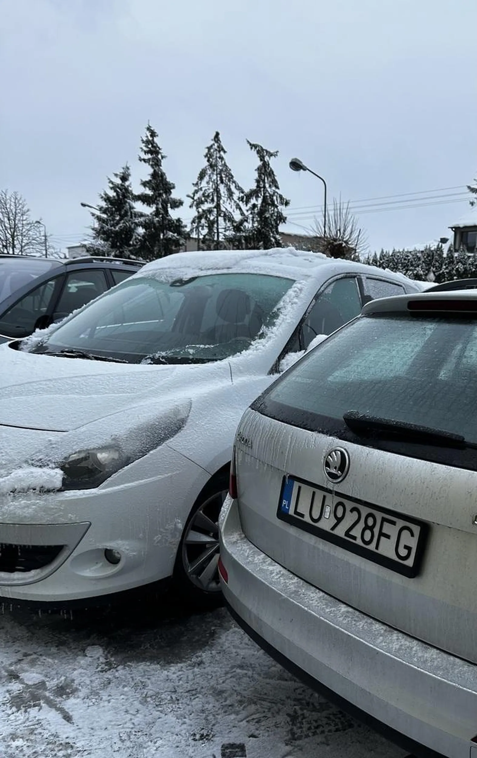 Parking szkolny Pan ze skody mało że nie potrafi jeździć to i zastawia komuś drzwi, nawet nie potrafi powiedzieć słowa przepraszam.