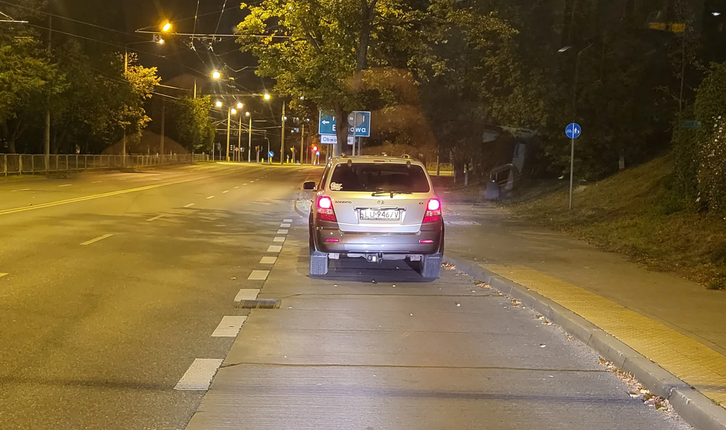 Art. 49. 1.9. Zabrania się zatrzymania pojazdu w odległości mniejszej niż 15 m od słupka lub tablicy oznaczającej przystanek, a na przystanku z zatoką - na całej jej długości.