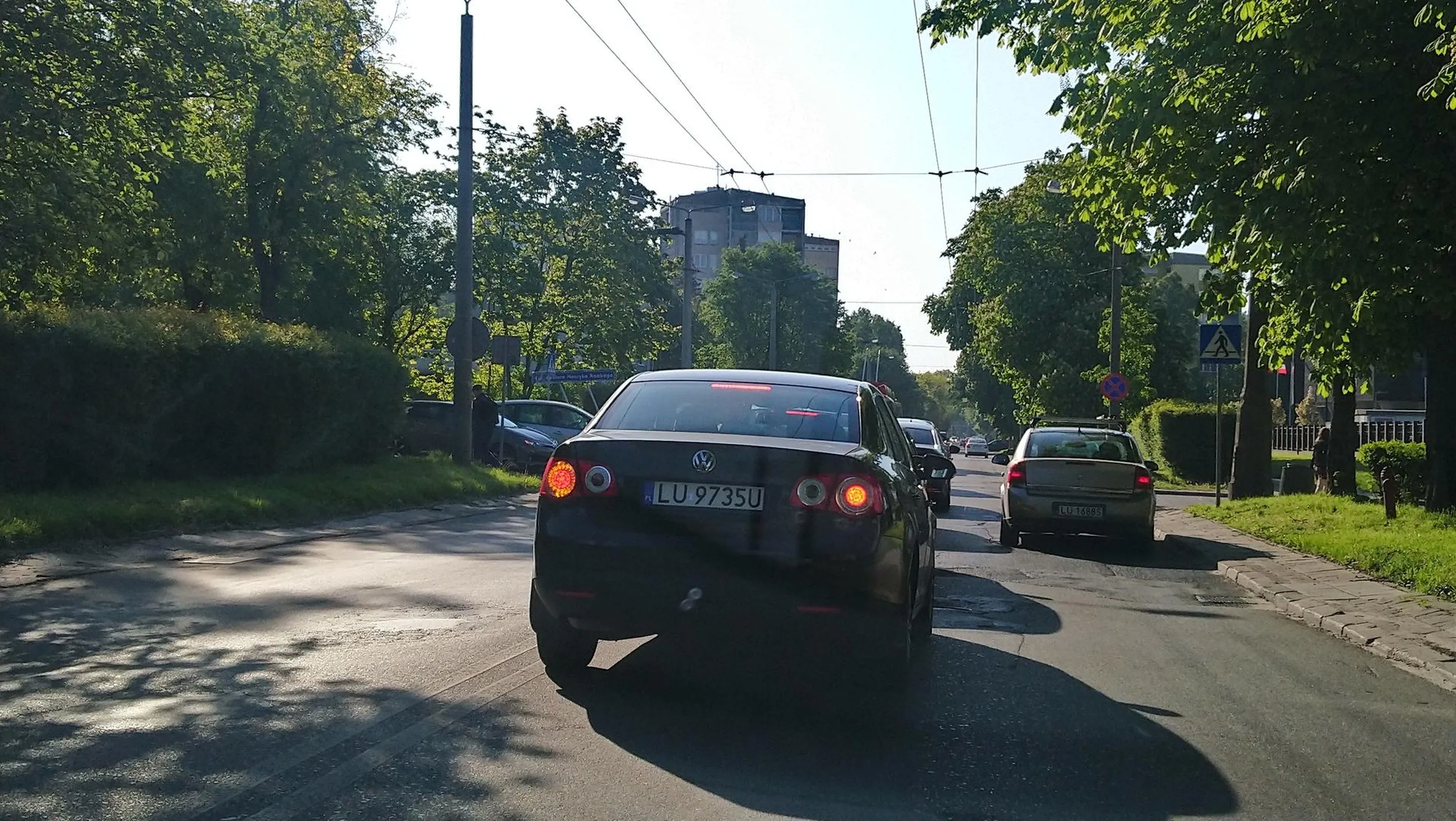 Jakie trzeba mieć smutne życie by takie chamstwo na drodze odwalać. Dobrze że nie wjechałeś w poprzedzające auto bo nie chciałeś wpuścić innego kierowcy. Pewnie kultury na AR jechałeś wykładać!!!! Żałosna ciota