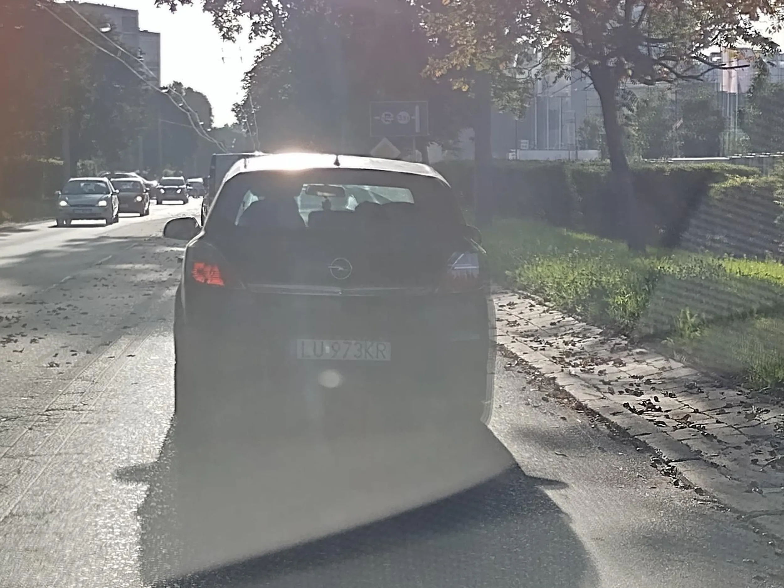 Co za babsztyl!? Korek na głębokiej, każdy jedzie na suwak a ta baba nos na szybie, metr za zderzakiem tylko dlatego by kogoś nie wpuścić według przepisów!! Ta to ma powalone życie ze tak odreagowuje na drodze!!!!