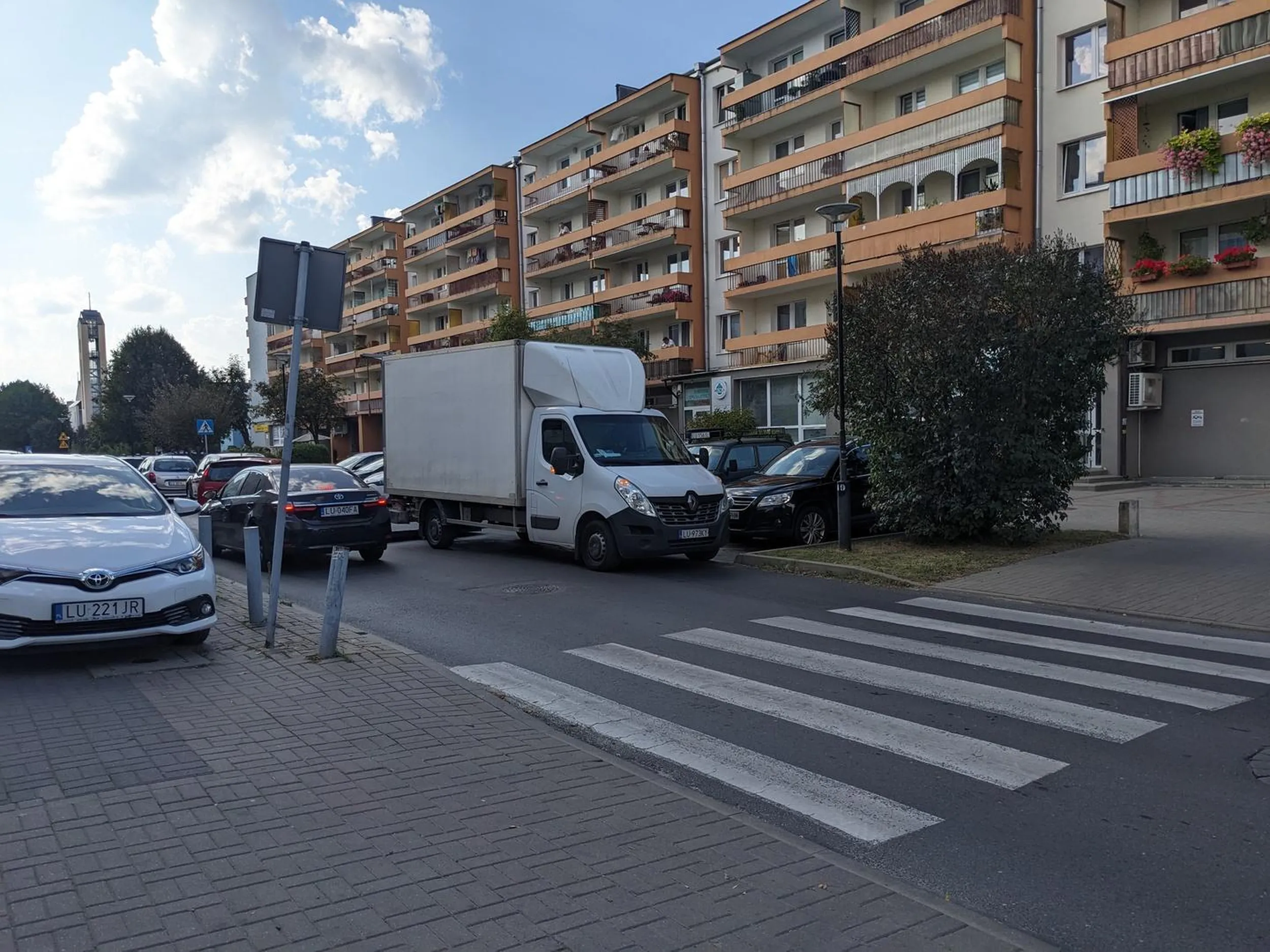 Nie dość że na zakazie, to przed przejściem dla pieszych. Spowodowałeś korek na ok. kilometr, bo źle ci było przejść kawałek więcej z miejsca parkingowego żeby rozładować towar. Gratuluję intelektu.