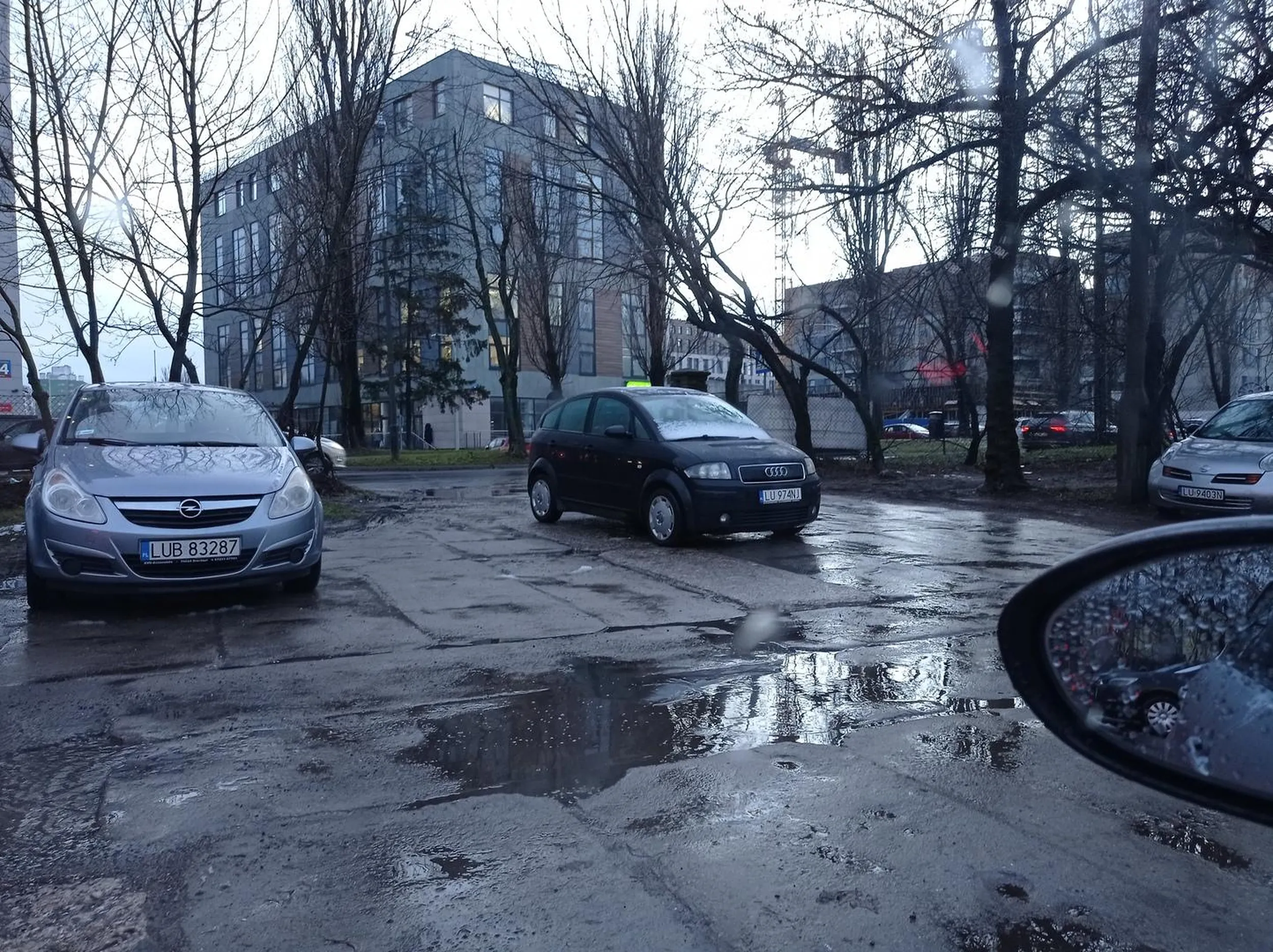 Nie wiem co trzeba mieć w bani żeby zaparkować na środku wjazdu... Dziki parking nałęczowska