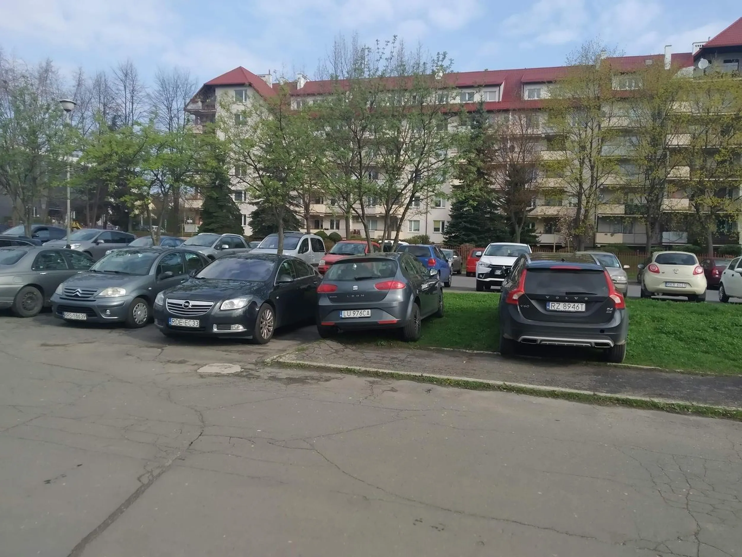 gościu jak ty parkujesz, myślisz ze jesteś królem szos a jesteś nikim, na trawie się nie parkuje