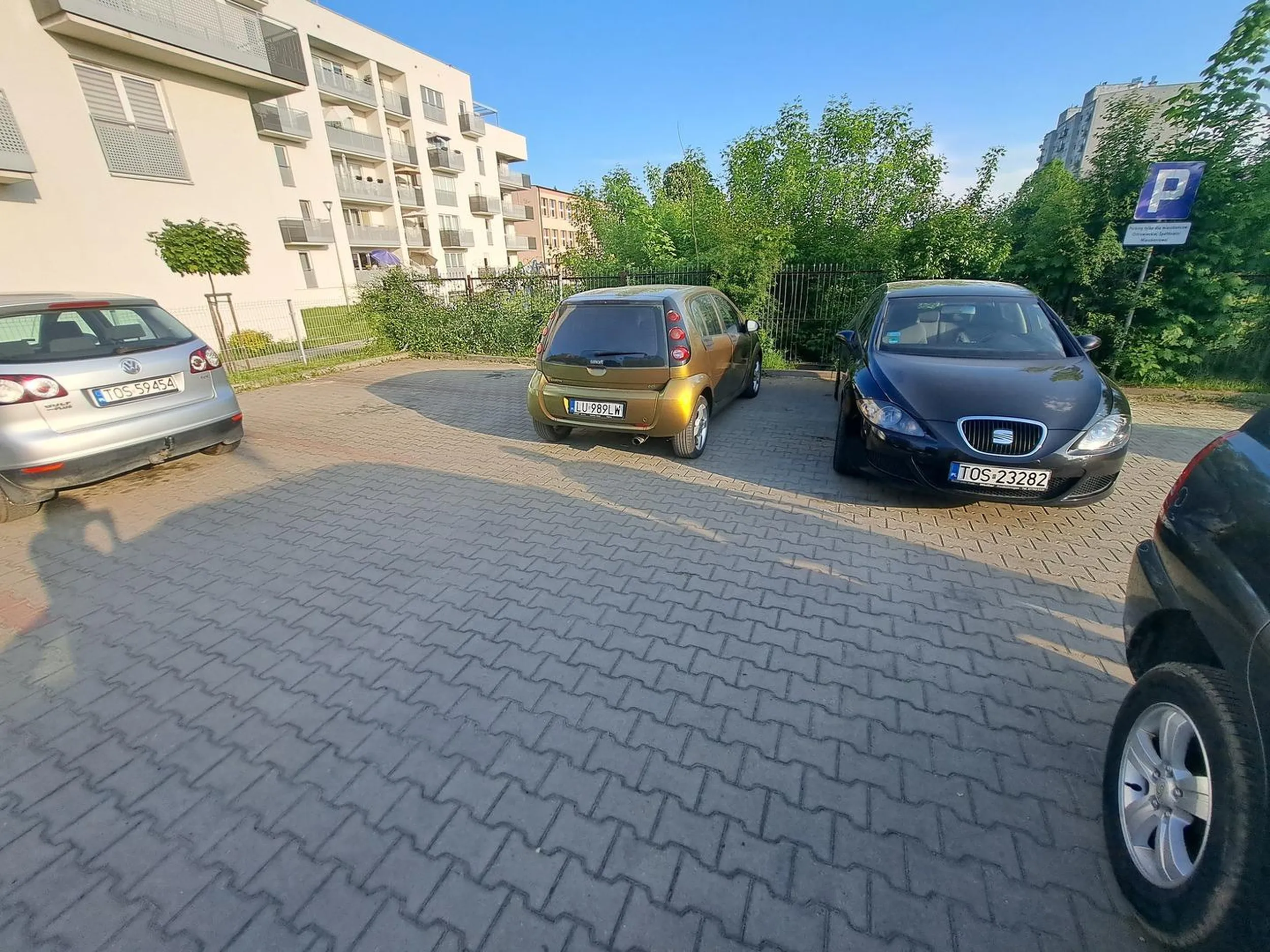 Ciekawe czy na parkingu płatnym zapłacił by za 3 miejsca