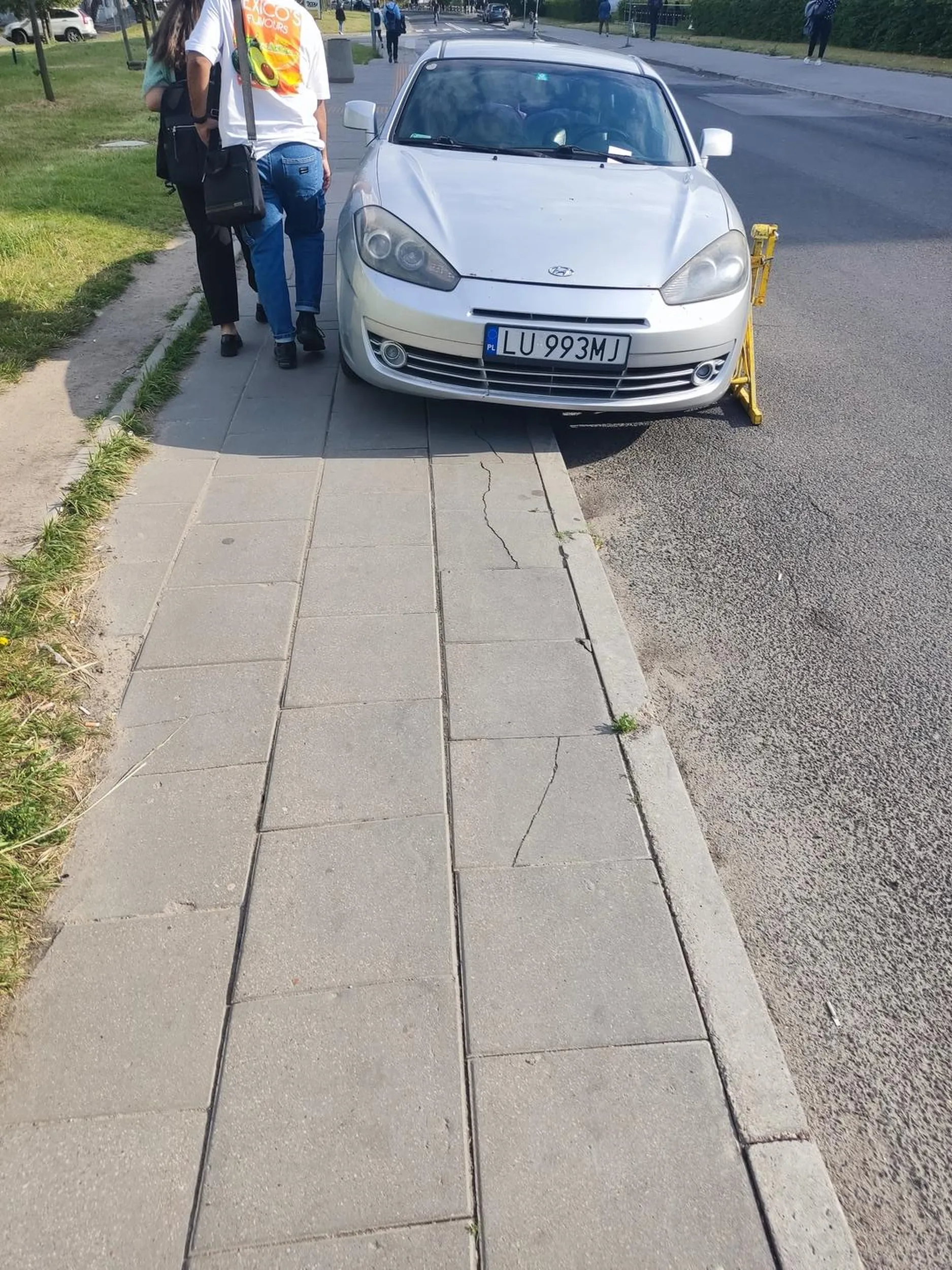 Buraczku jak tu przyjeżdżasz to parkuj jak człowiek bo inaczej będzie jak na obrazku