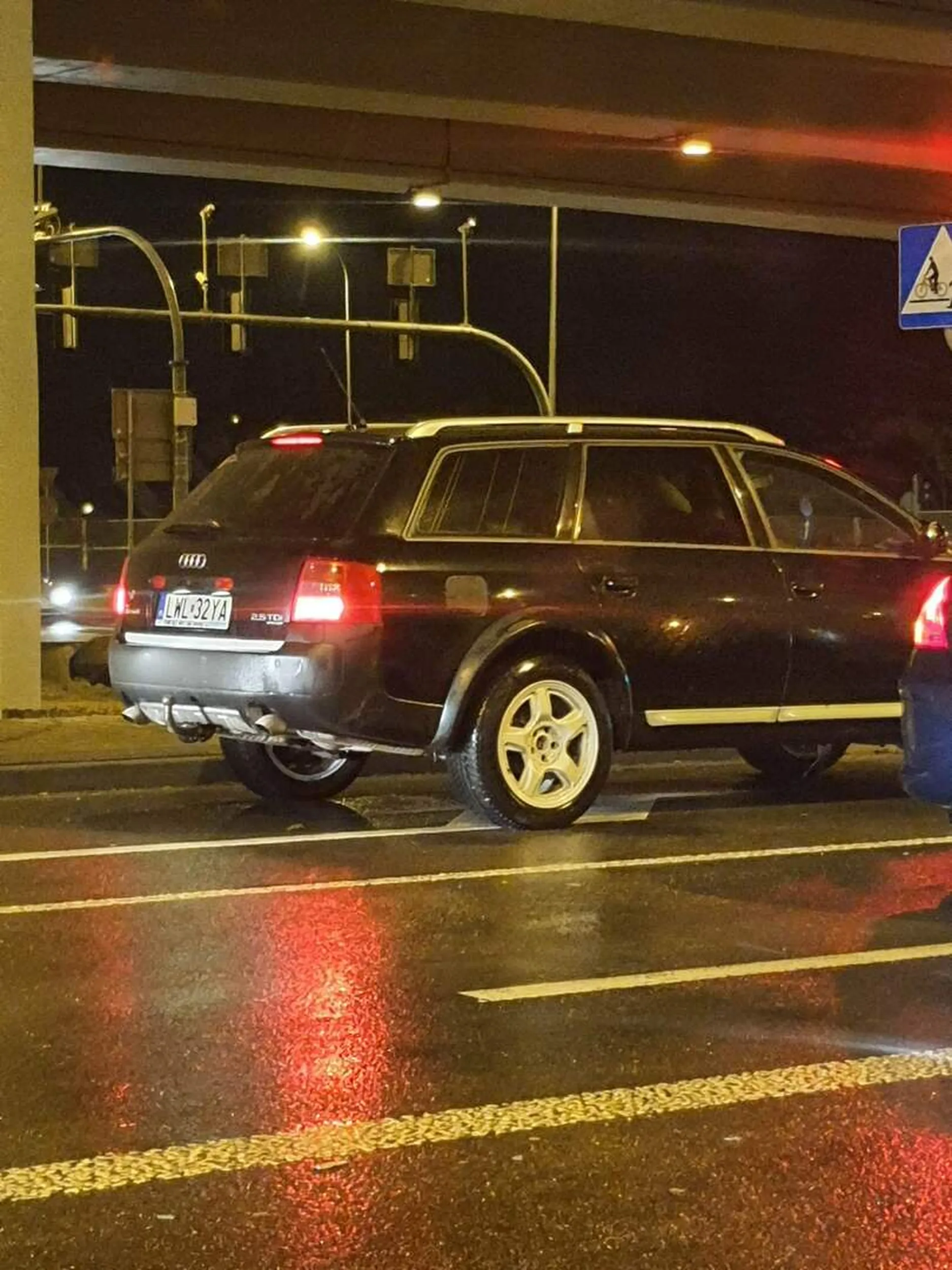 Chyba ostry offroad był patrząc na ilość trawy wiszącej pod autem ???