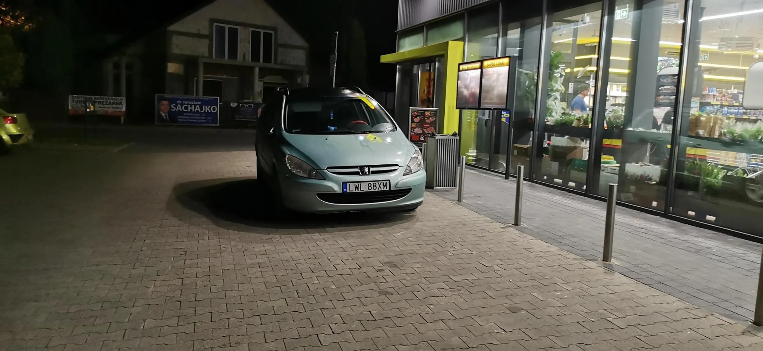 Nie pozdrawiam pani parkującej w drzwiach sklemu Faktycznie cały parking zajęty Ale przecież bombelek by się zmęczył przechodząc 5m więcej