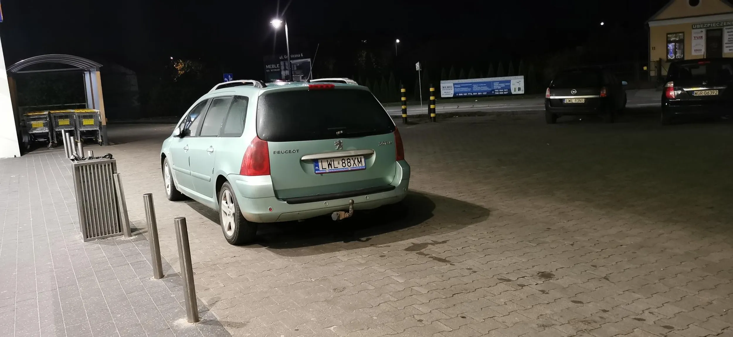 Nie pozdrawiam pani parkującej w drzwiach sklemu Faktycznie cały parking zajęty Ale przecież bombelek by się zmęczył przechodząc 5m więcej