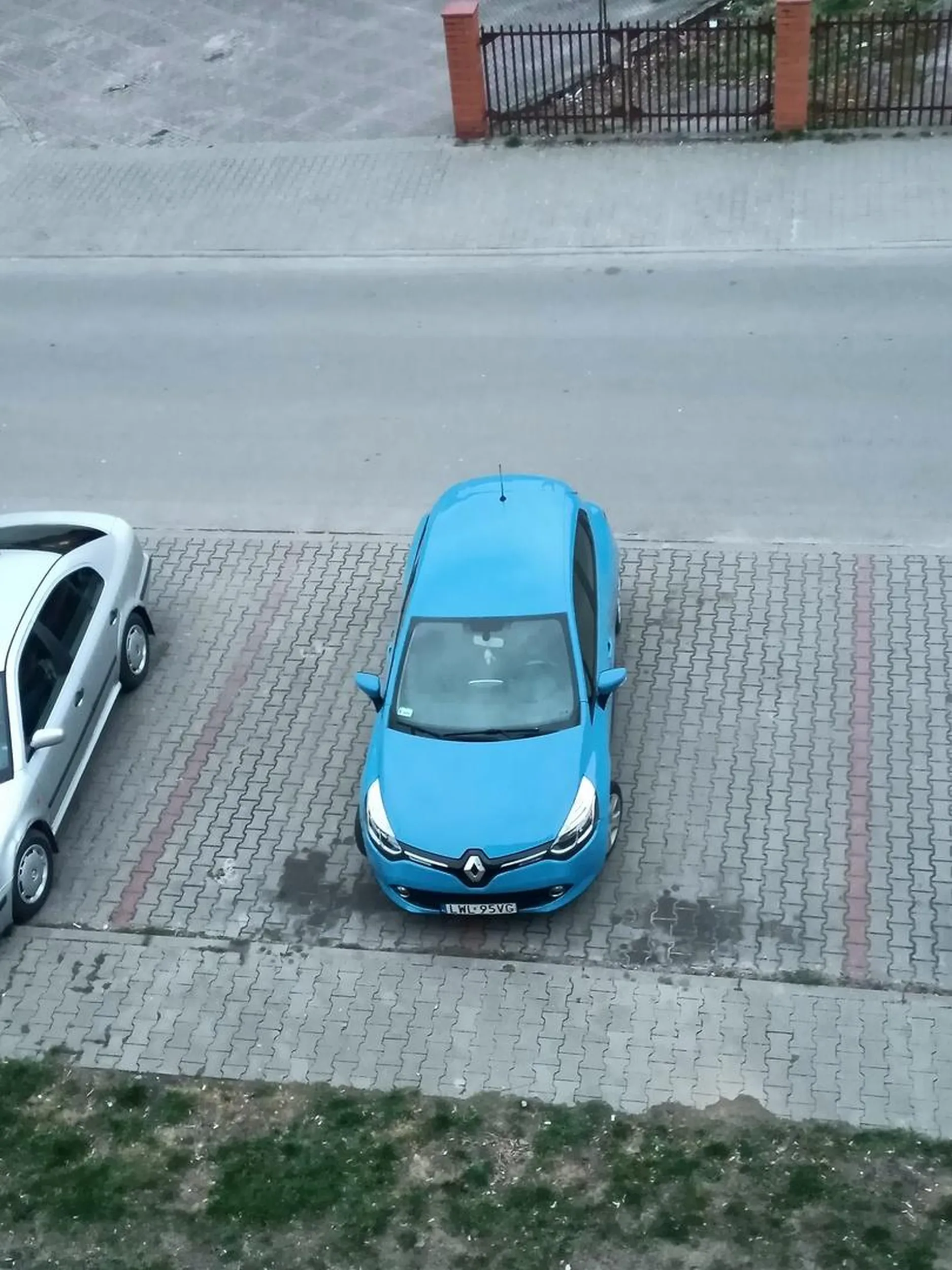 Dobrze że chociaż takie małe auto bo by 3 miejsca zajęła