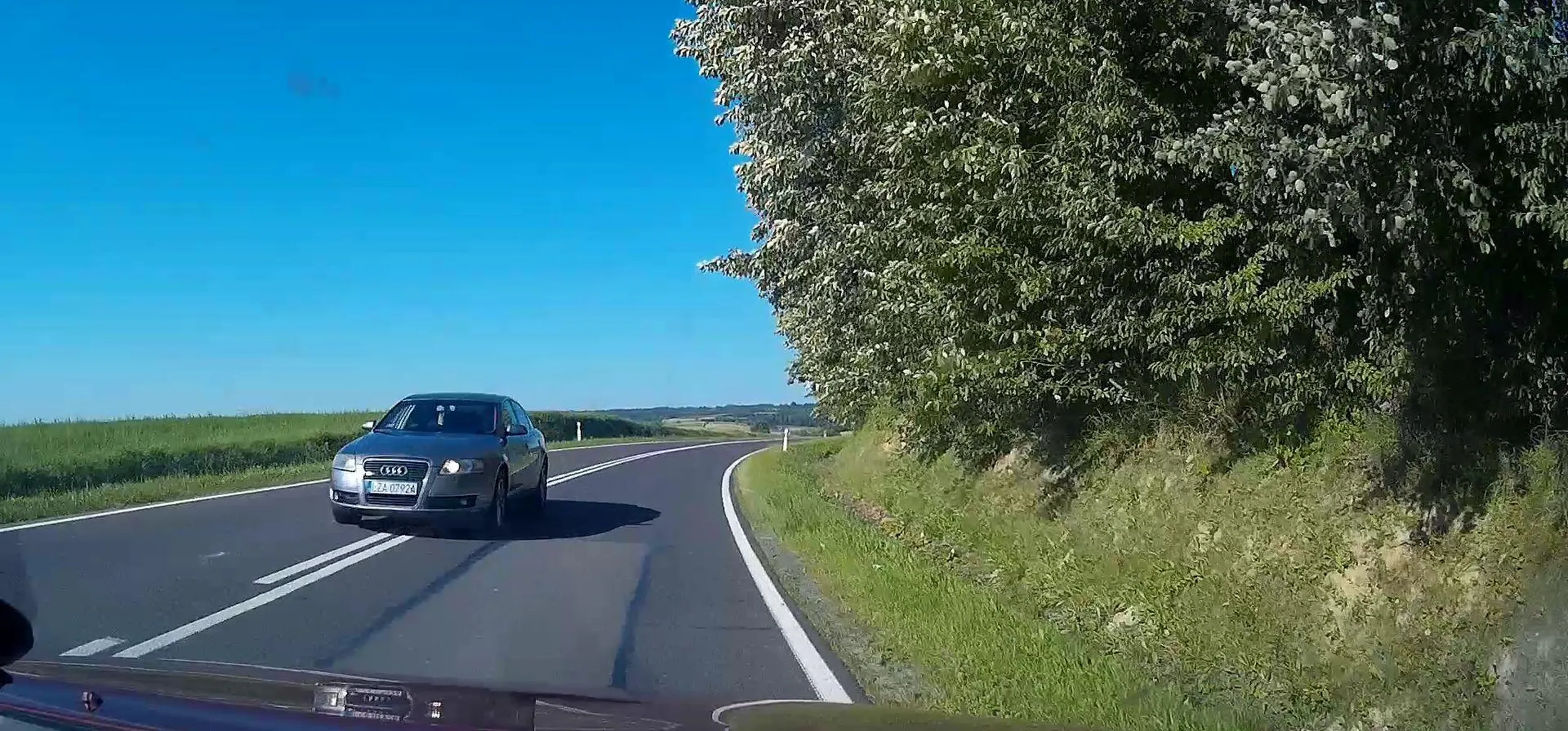 Piękne ścinanie zakrętów, jak na zdjęciu poniżej, przy 90km/h nie wyglądało to ciekawie. Ewentualnie jazda na dopingu, bo zakręt nawet nie był ostry...