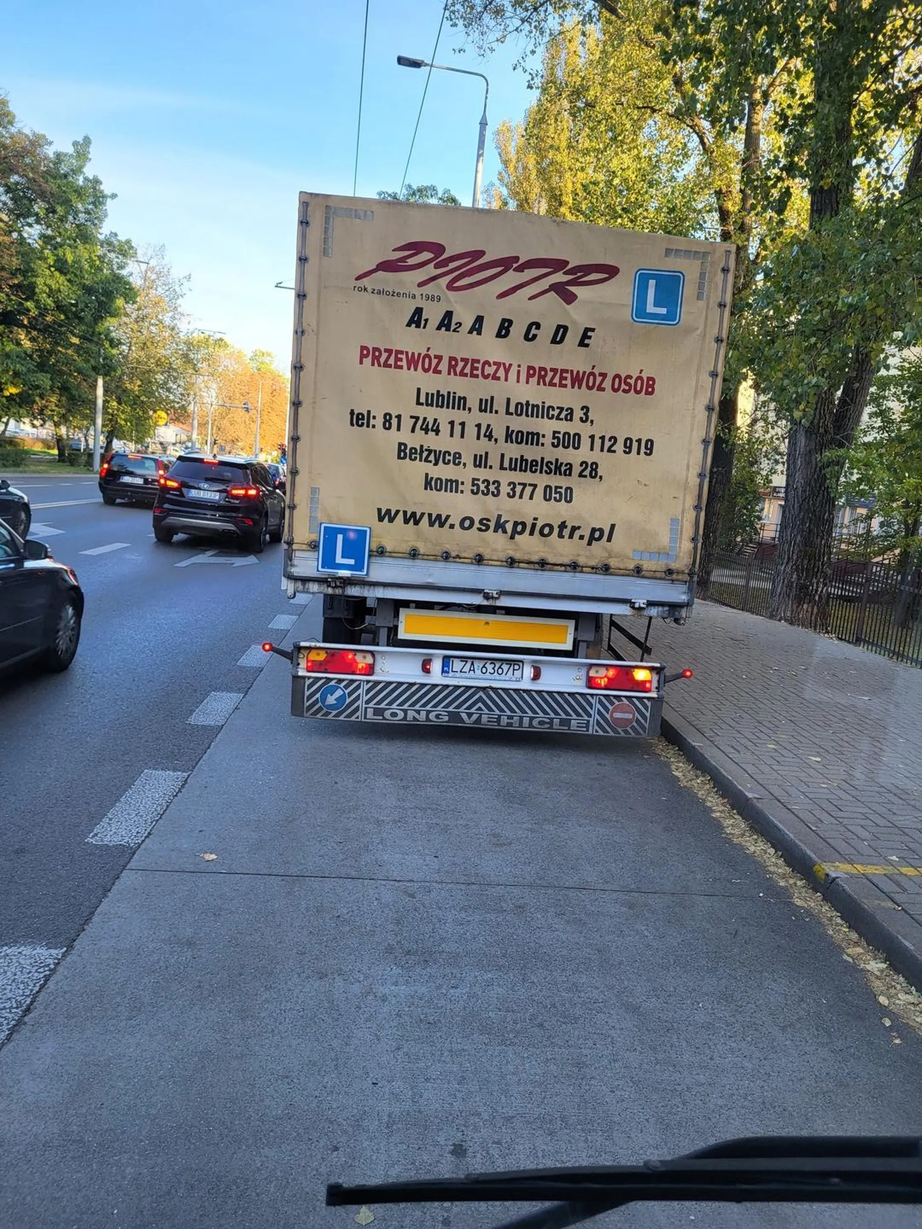 Częsta sytuacja w tym miejscu... pozostawienie kursanta samodzielnie z włączonym silnikiem samochodu zaparkowanego w zatoce przystankowej, bo przecież stąd najbliżej jest instruktorowi do biura.