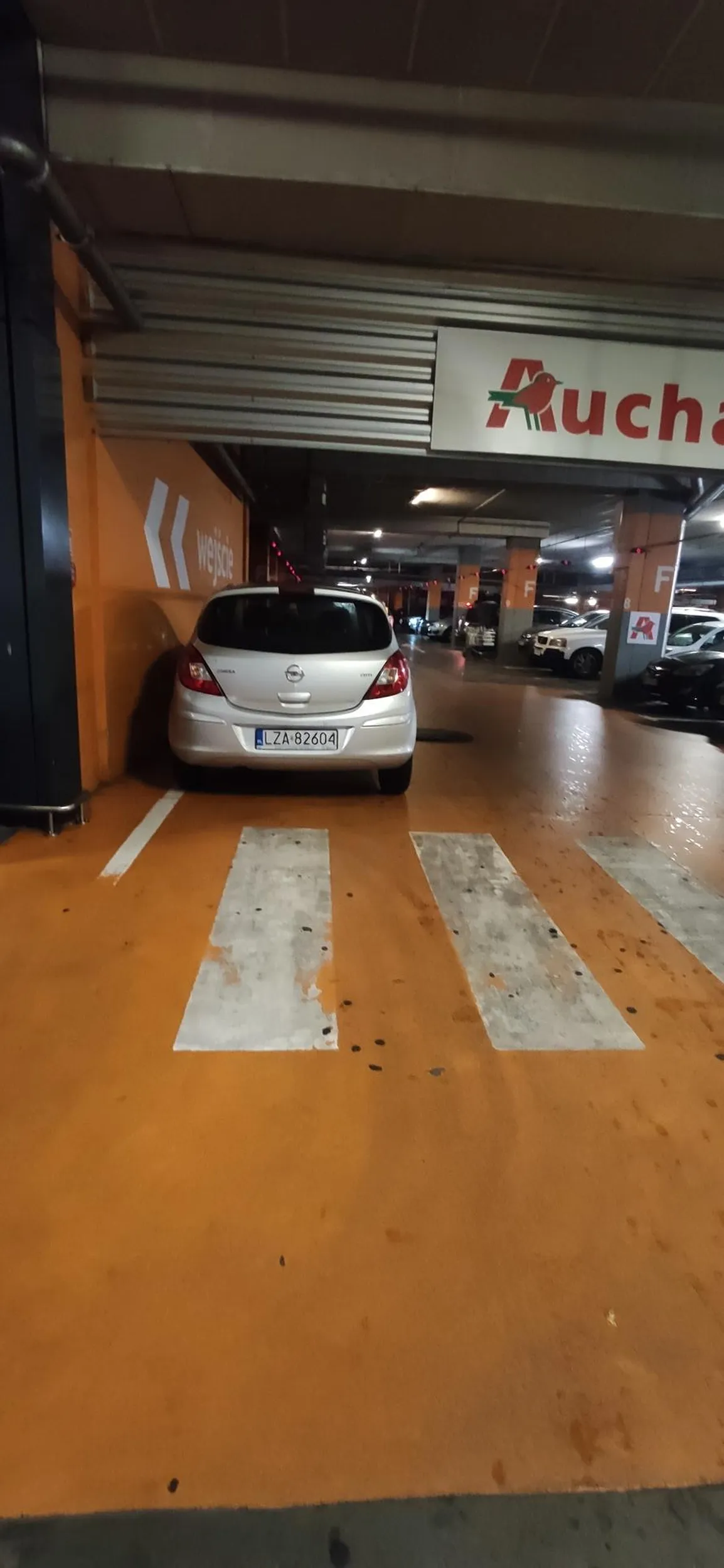 Gdynia centrum handlowe Riviera. Pomarańczowa strefa to strefa piesza. Parkujesz w strefie wyłączonej z parkowania dodatkowo tuż obok przejścia dla pieszych.