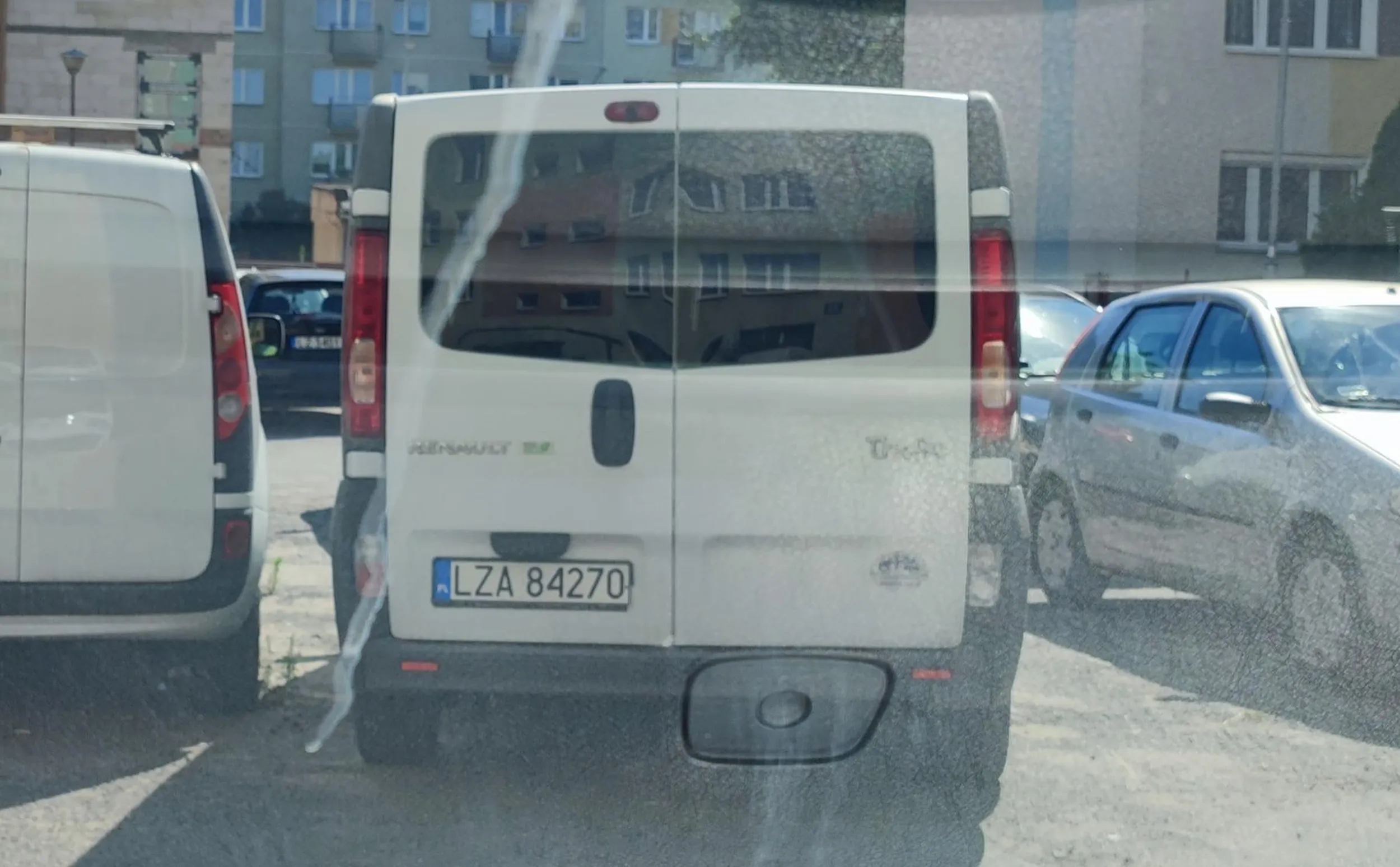 Czeresniaku, kiedy nie przyjedziesz ze swoim kramem to parkujesz jak na załączonym obrazku. Zwracano ci uwagę i dalej nie nauczyło cię że nie jesteś sam. To nie twoje wiejskie podwórko tylko parking spółdzielczy na którym ciężko zaparkować a ty utrudniasz.