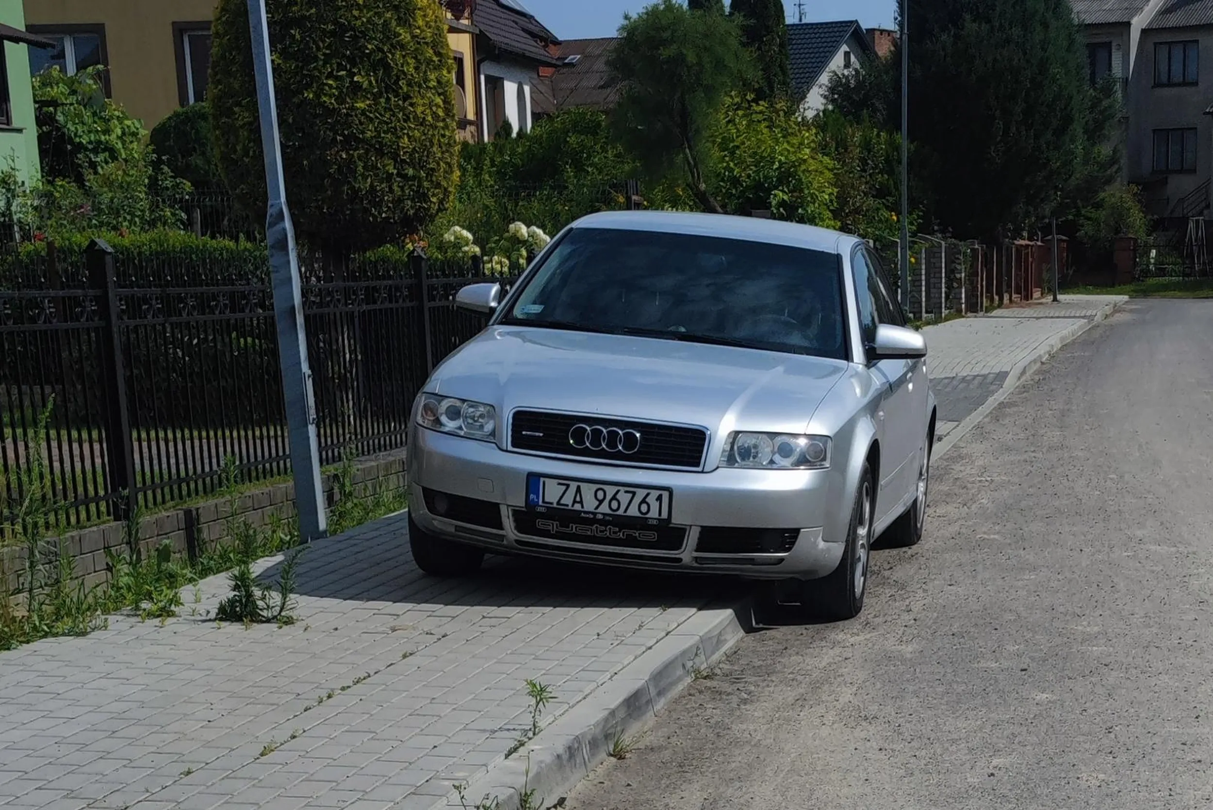 Prawie cały chodnik zajęty który jest przeznaczony dla pieszych... Pytam jak chodzić...  jak przejść z wózkiem.... jak inwalida na wózku ma przejechać? Pomyśl kierowco przed parkowaniem...