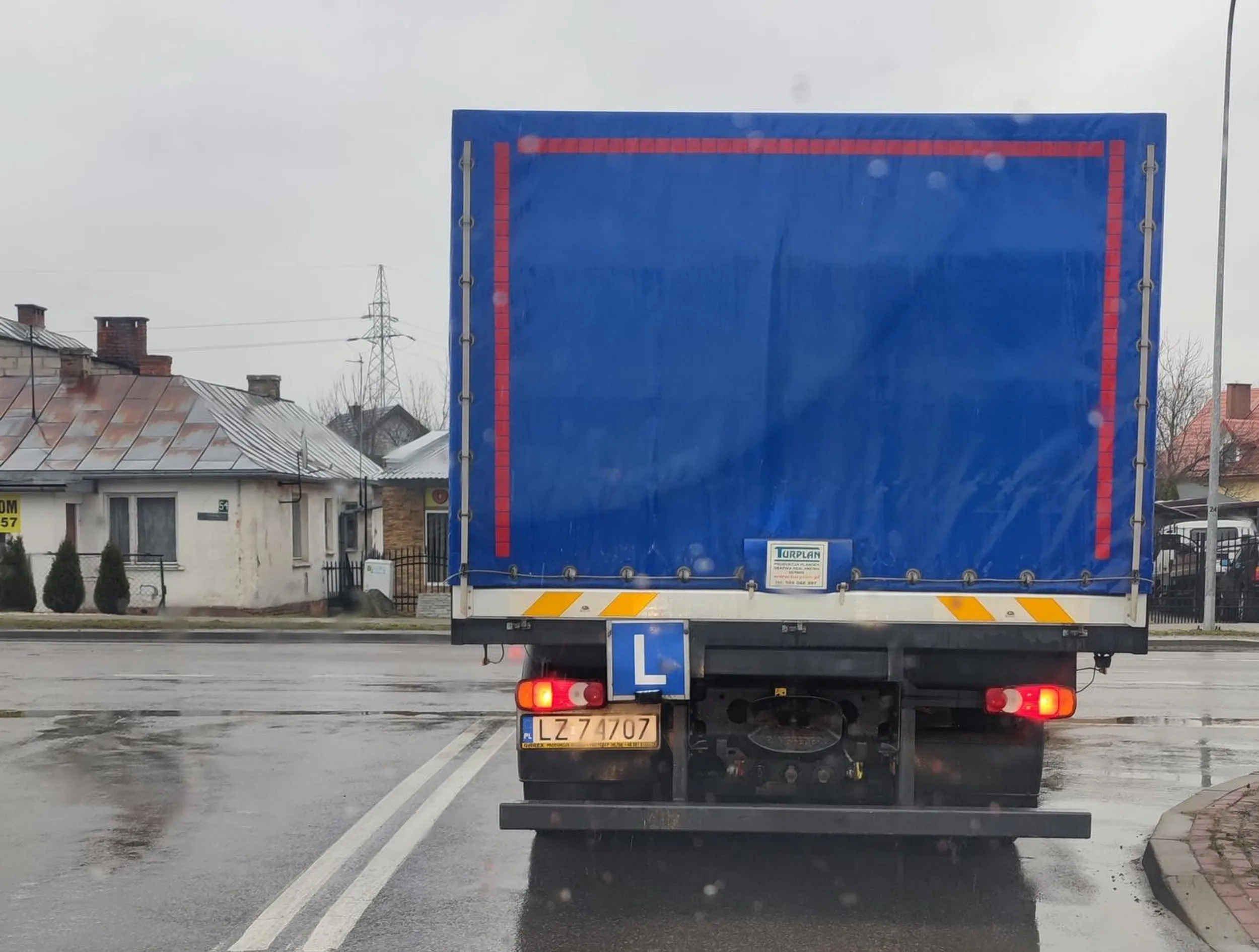 Rozumie, nauka jazdy.... Ale przecież robiąc kolejna kategorie na ciężarowy to powinien kursant umieć jeździć... No stoi, robi korek na pół ulicy bo nie widzi że po lewej nic nie jedzie, po prawej pas zjazdowy może jechać.... A gdzie tam... Instruktor zapewne w telefonie siedzi nie widzi co w kolo się dzieje... No szlak..