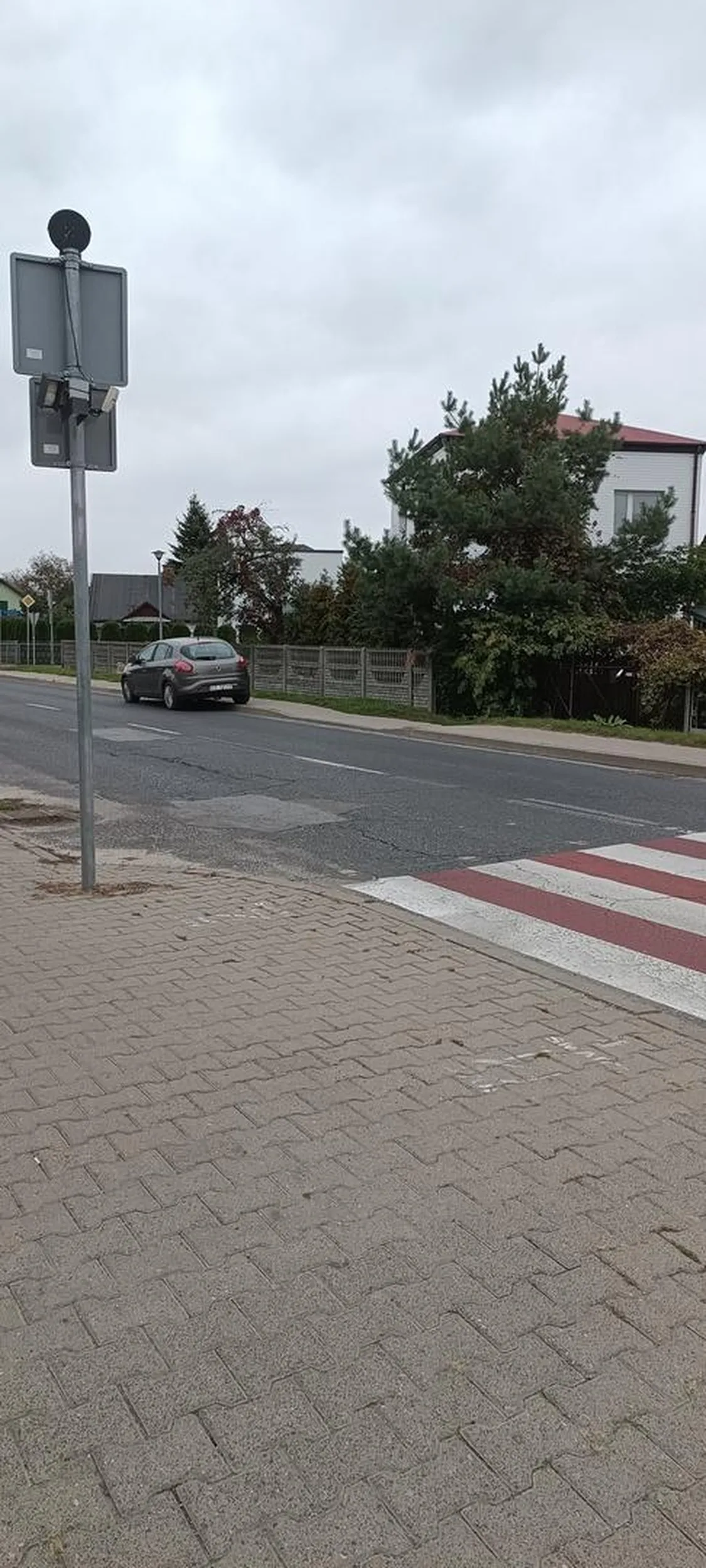 Kierowca parkuje niecałe 3 metry za przejściem w okolicach podstawówki i zajmuje spory kawałek jezdni.