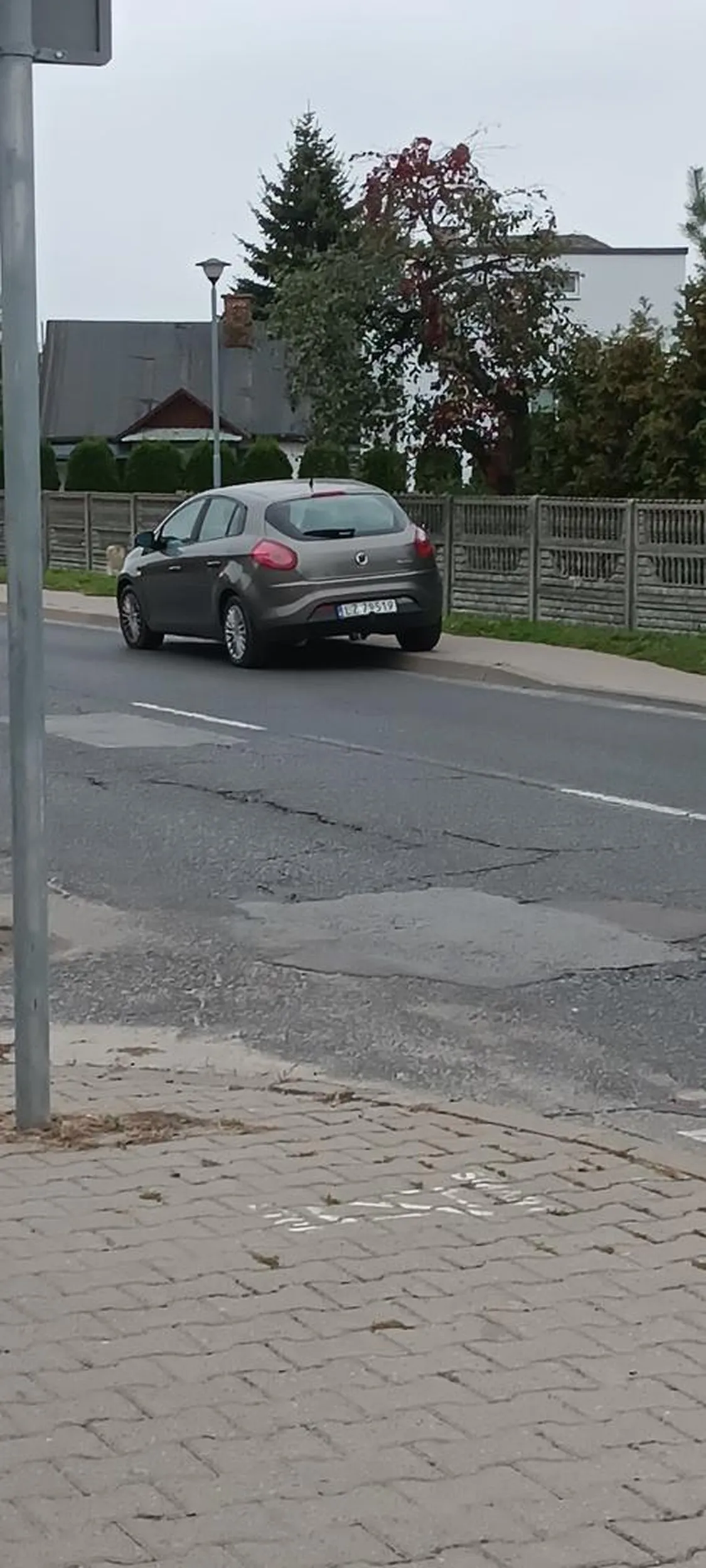 Kierowca parkuje niecałe 3 metry za przejściem w okolicach podstawówki i zajmuje spory kawałek jezdni.