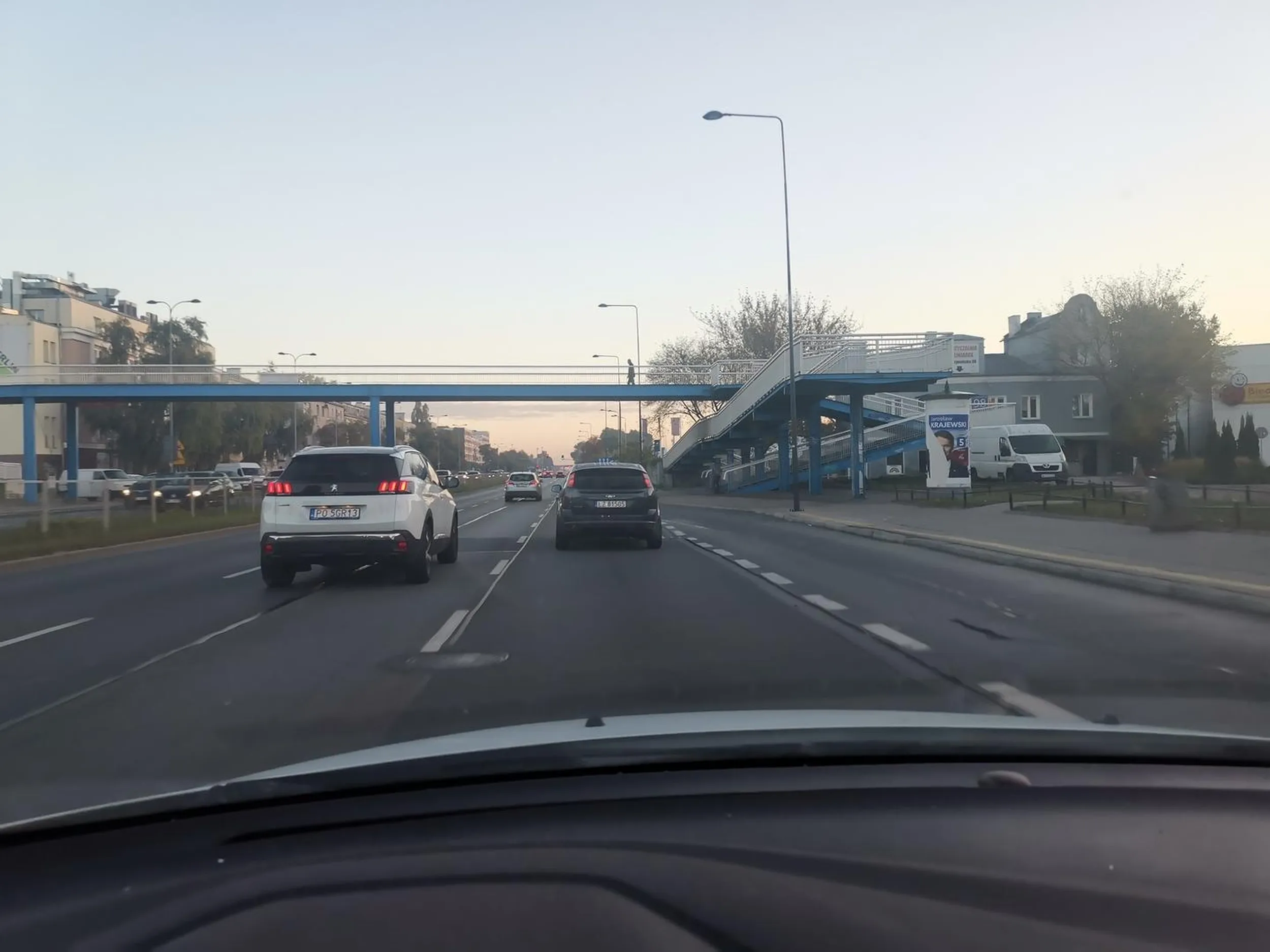 Nie umiesz jeździć cieciu. Wymusiles pierszenstwo przy zmianie pasa. Zamiast przeprosić buraku to uciekałeś. Sprawa zgłoszona na Policję. Pokaż im film ze swojej kamerki jaka jestes miernota.