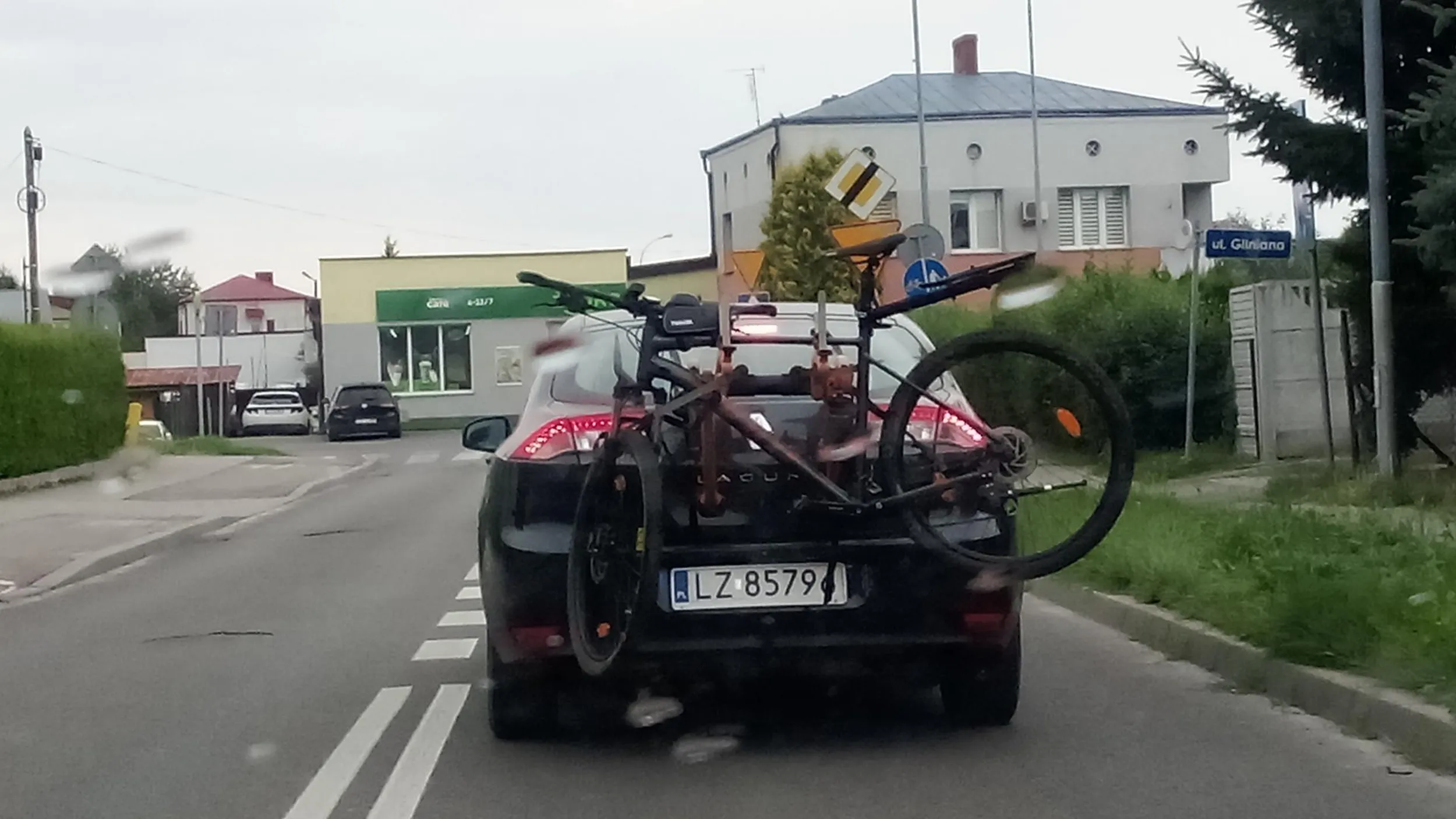 Masakra, chyba pijany, jeździ całą jezdnia, nie patrzy na ludzi i inne auta następnym razem odrazu dzwonię po policję