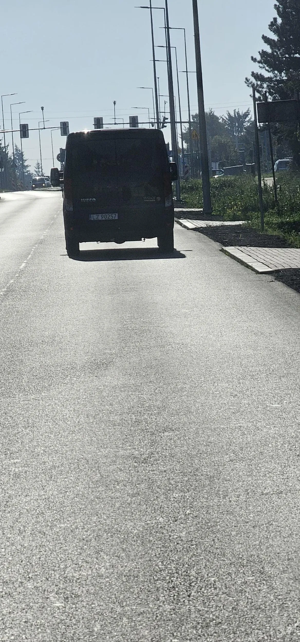 Zajeżdża drogę na skrzyżowaniu,