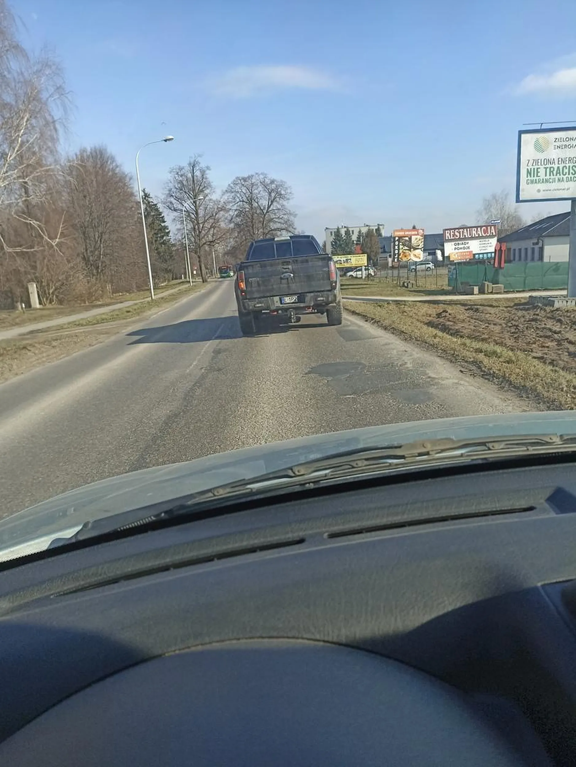 Kierowca wymusza pierwszeństwo, po czym proboje sprowokować wypadek, zajeżdża drogę, gwałtownie hamuje, stwarza zagrożenie specjalnie.