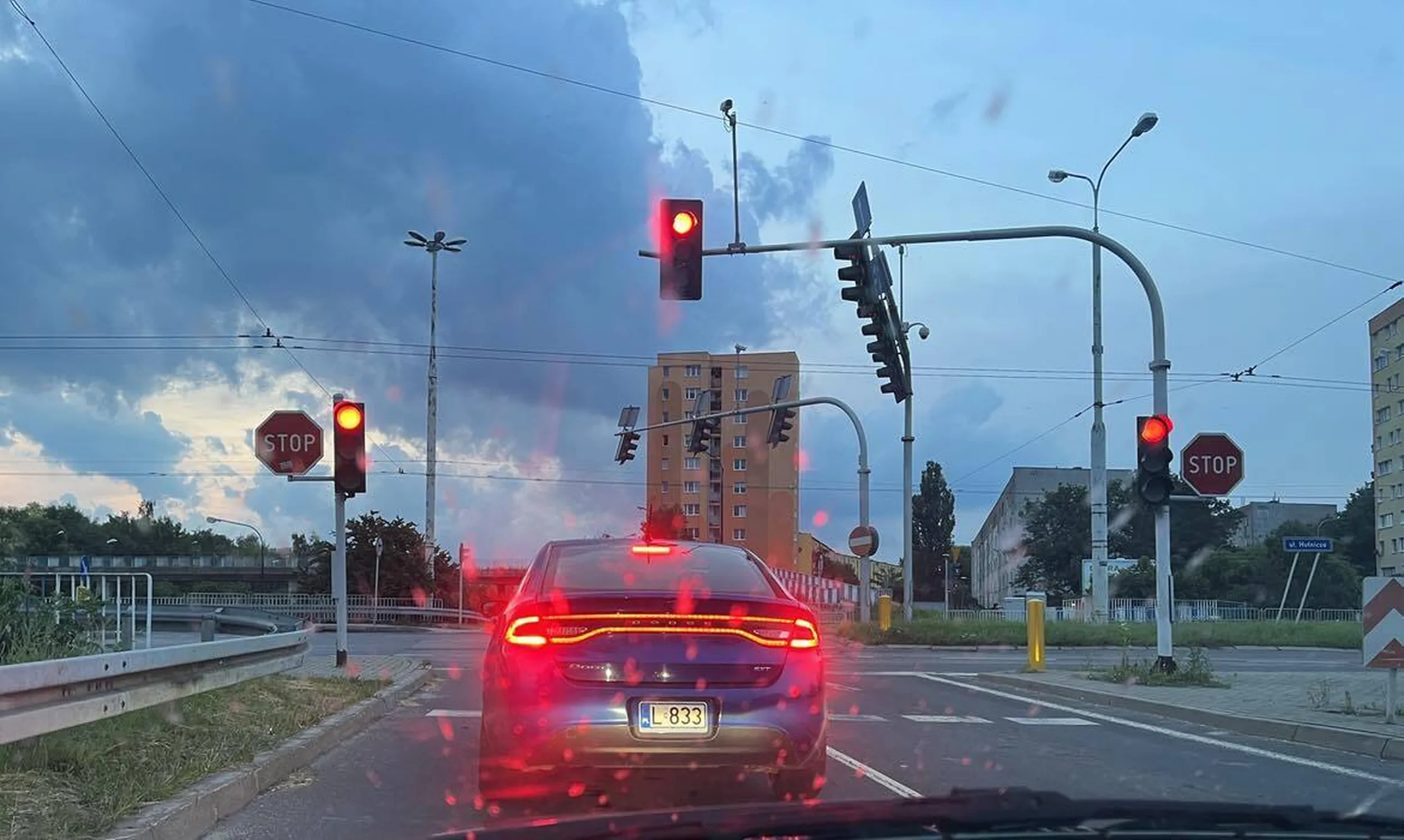 Cham najgorszej kategorii, który w ogóle nie umie jeździć! Skręca, zmienia pasy, wpycha się w ogóle nie używając kierunkowskazów. Chyba nie wie do czego służą. Tacy idioci powinni mieć zakaz siadania za kierownicą! Kawał śmiecia, a nie kierowca!