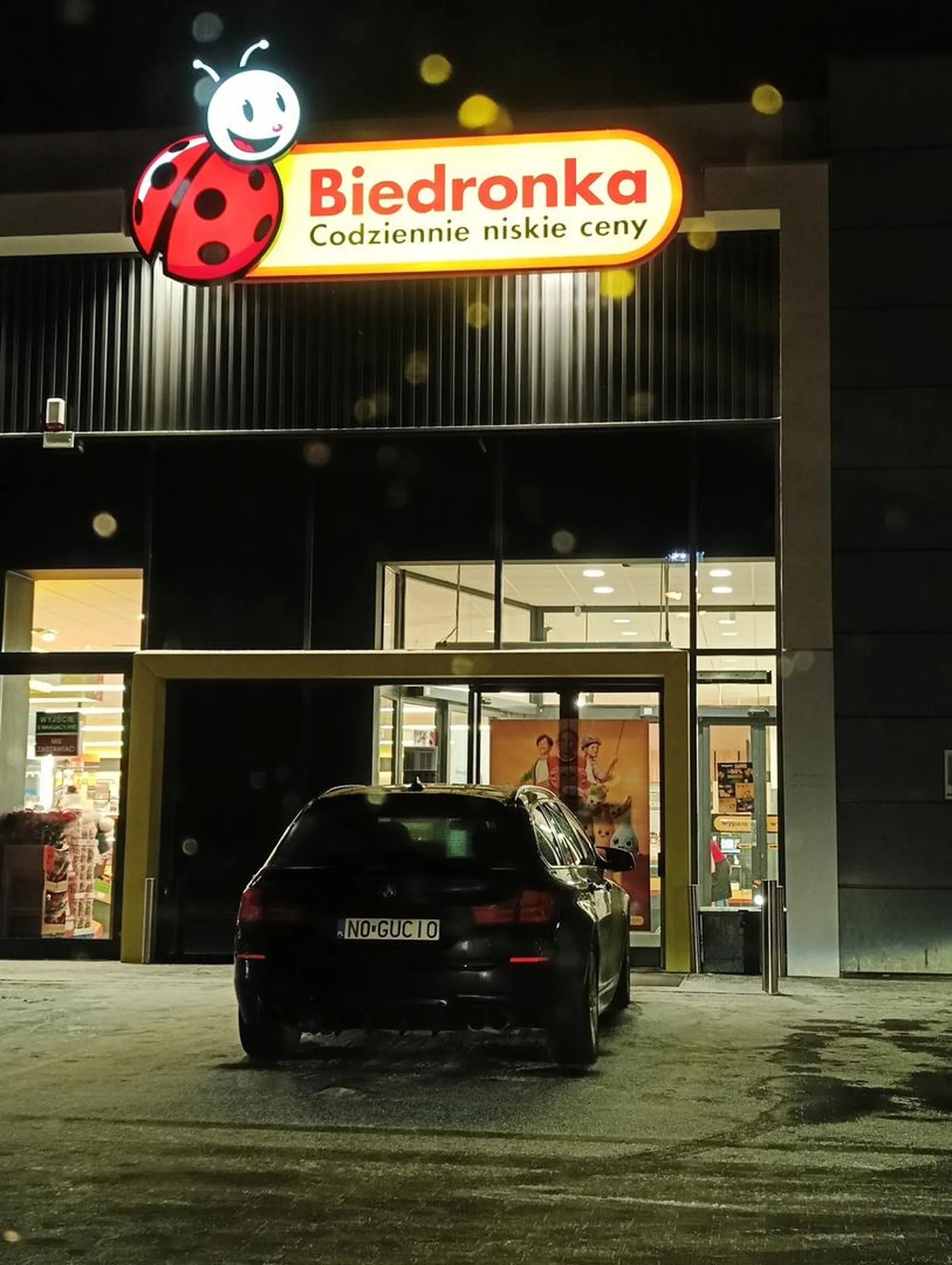 Parkuje przed samymi drzwiami od biedronki