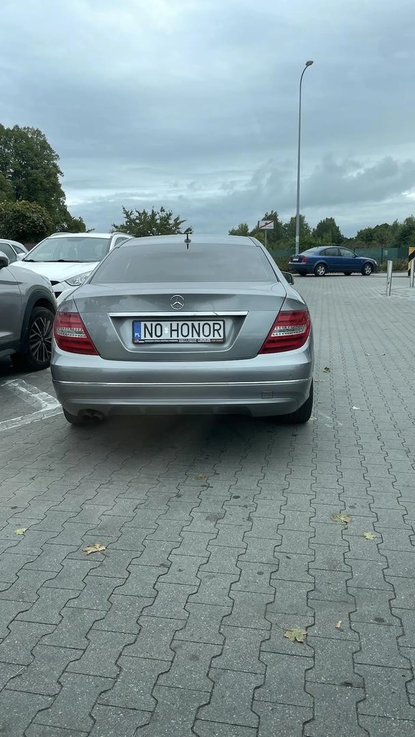 Biedronka, miejscowość Lidzbark. Baba parkuje przy samych drzwiach do sklepu, centralnie na drodze wyjazdowej.