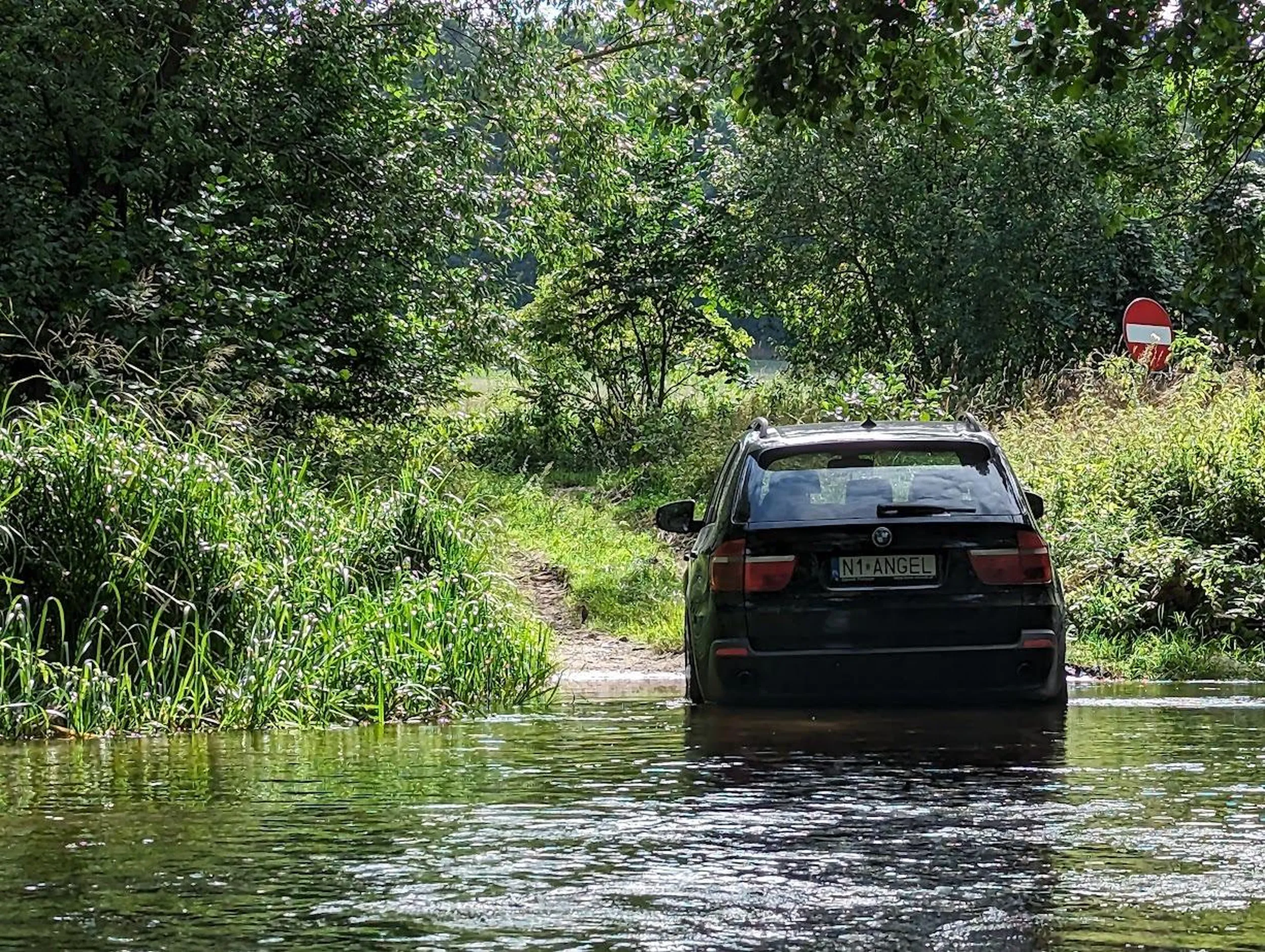 Może się nie znam, ale jak ostatnio sprawdzałem to parkowanie w rzece na terenie rezerwatu nie jest dozwolone. Samochód ewidentnie stoi od paru dni bo ruda już zaczęła swoje robić. Chyba nie udało się przekroczyć rzeki tak wyrafinowaną maszyną terenową.
