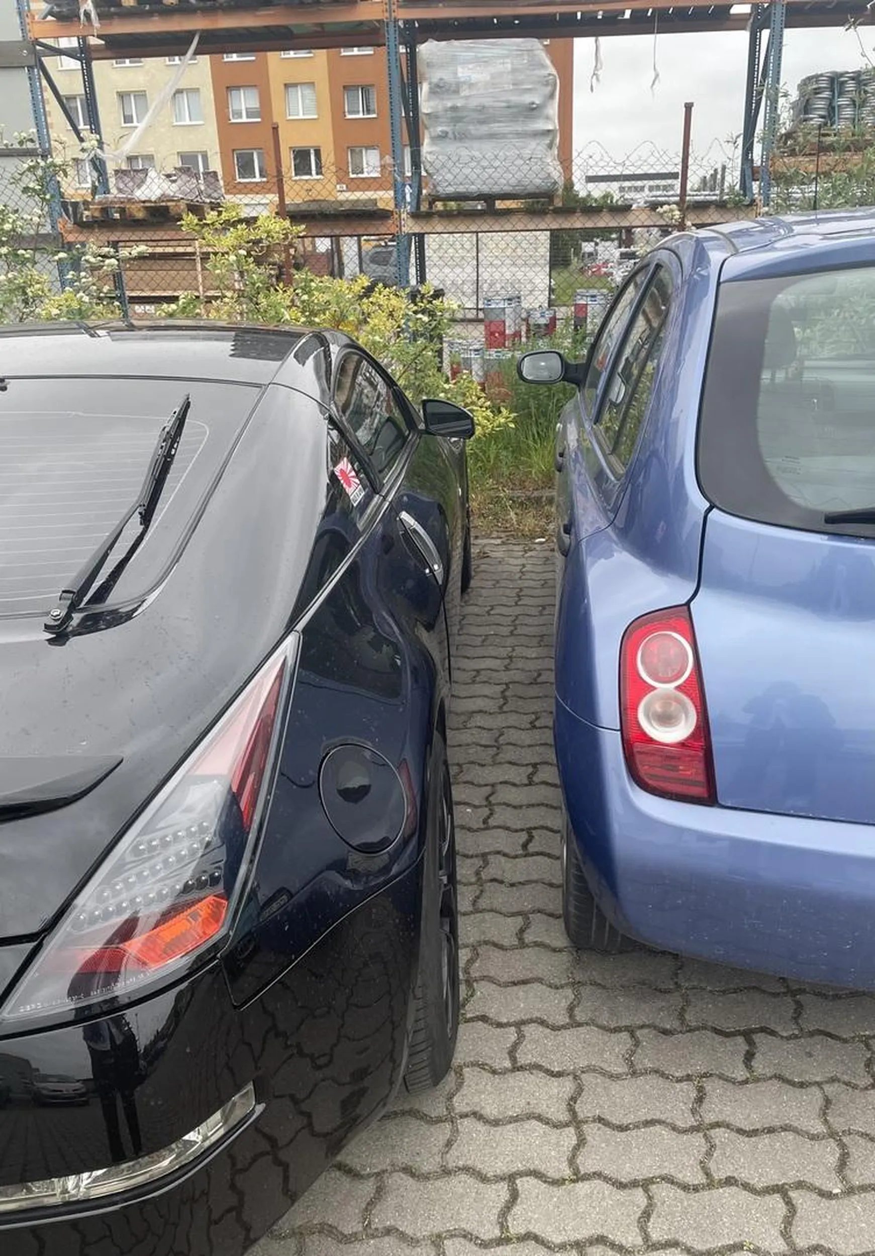 Kolega się chyba musi cofnąć na kurs prawa jazdy albo udać do okulisty bo ma problemy z wycelowaniem w jedno miejsce XD