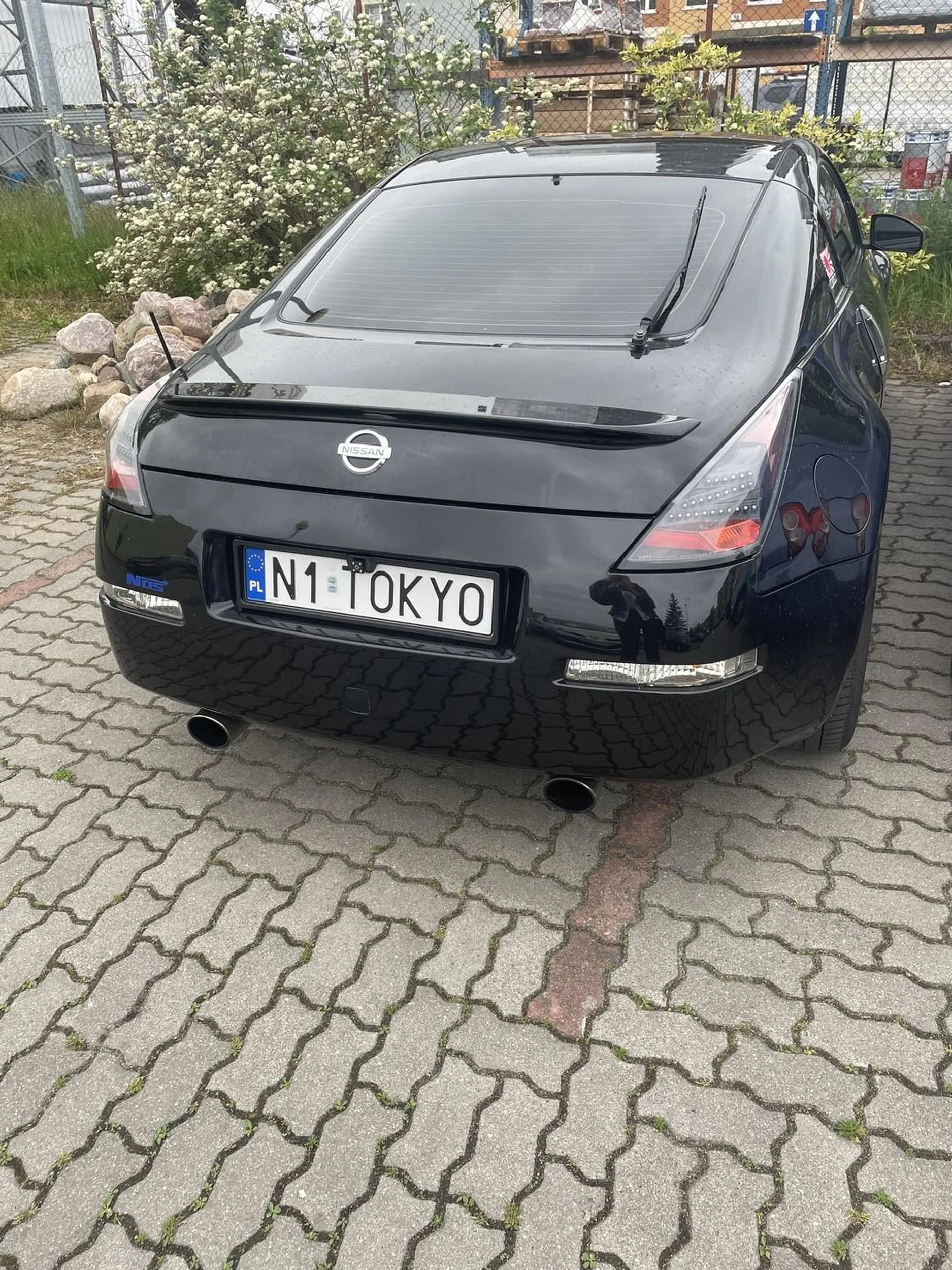 Kolega się chyba musi cofnąć na kurs prawa jazdy albo udać do okulisty bo ma problemy z wycelowaniem w jedno miejsce XD