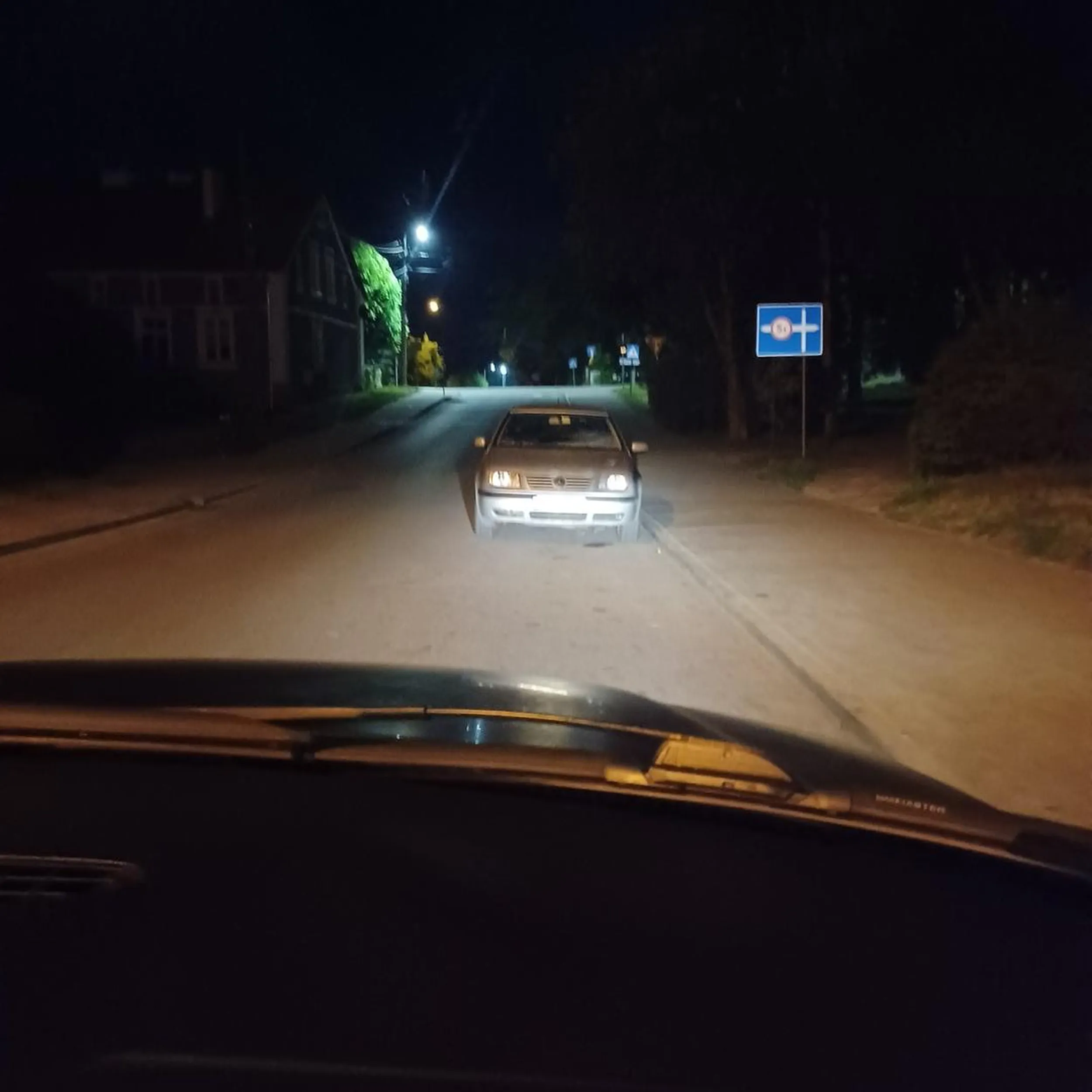 Naucz się parkować, zajmujesz cały pas ULICY.!