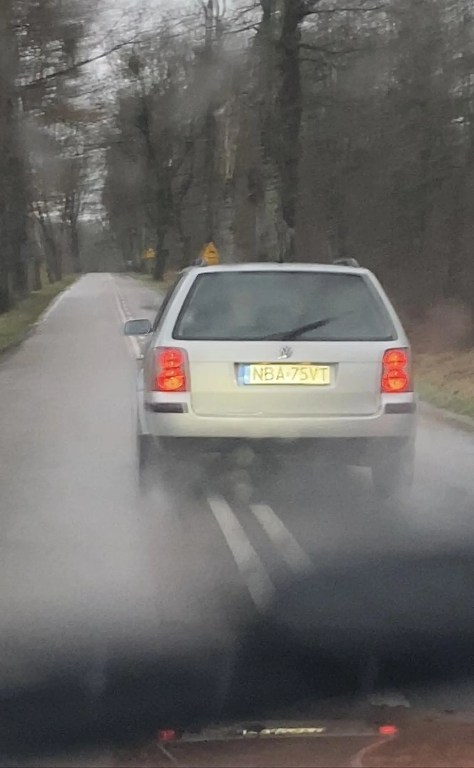 Jak się boisz jeździć nie wsiadaj za kierownicę babo! Jazda dwoma pasami na raz z prędkością wyjścia na spacer. Jechałam za Tobą dobre 2 km, łącznie z terenem zabudowanym. Nie pozwalasz się wyprzedzić. Ludzie mają problem z wymijaniem na drodze. Co to ma być! Nawet trąbienie na Ciebie nie pomaga! Głucha, ślepa…