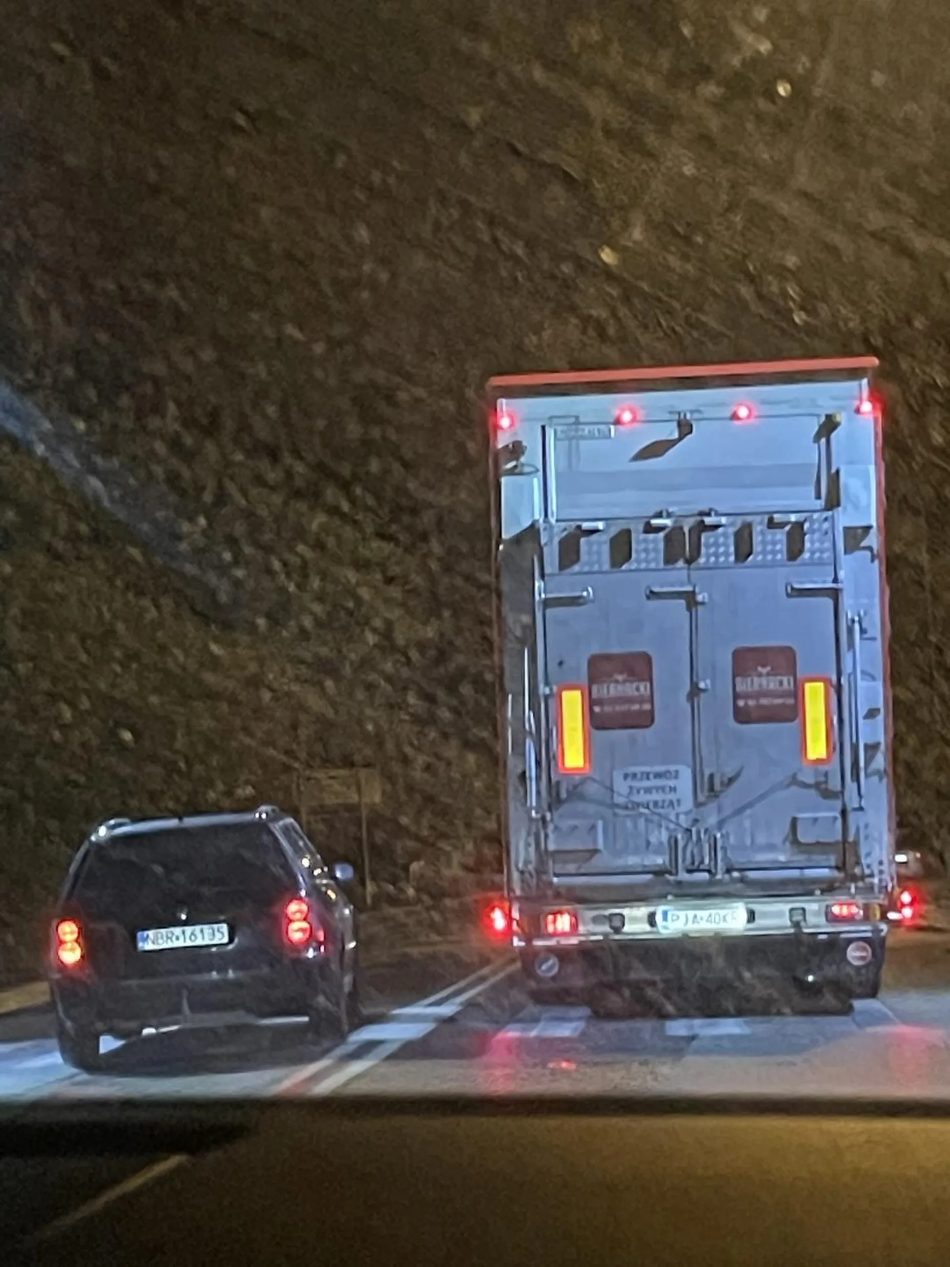 ziutek w passacie jezdzi jak nienormalny, wyprzeda na podwojnej ciaglej 3 metry przed wjazdem do miasta i na przejsciu