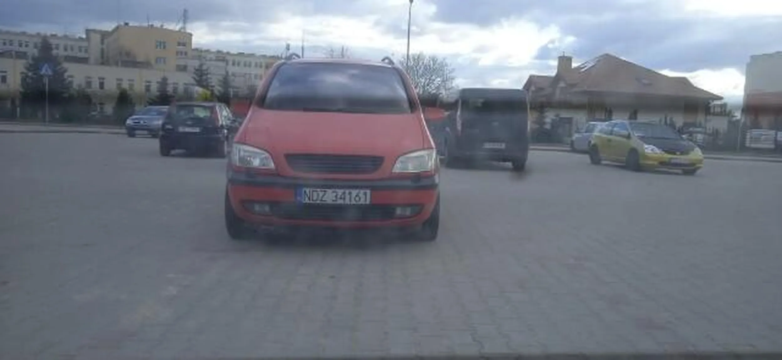 Pani myśli, że droga na parkingu to miejsce parkingowe. Zastawiła moje auto( przede mną i obok były inne auta). Pakowałam zakupy a pani siedziała w aucie patrzyła się i chyba czekała na spięcie. Prawko ewidentnie znalezione w czipsach a myślenie boli. Zdjęcie zrobione jak już odjezdzalam.