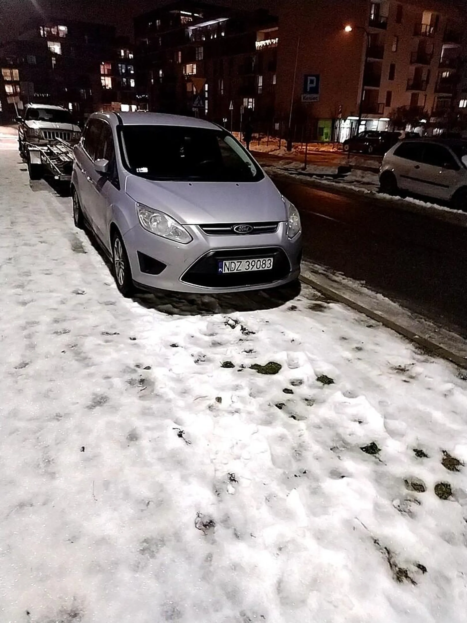 Mistrz parkowania. Nie ogarnął znaków. Zaparkował na trawniku!!!! Ciota i cymbał !!!!