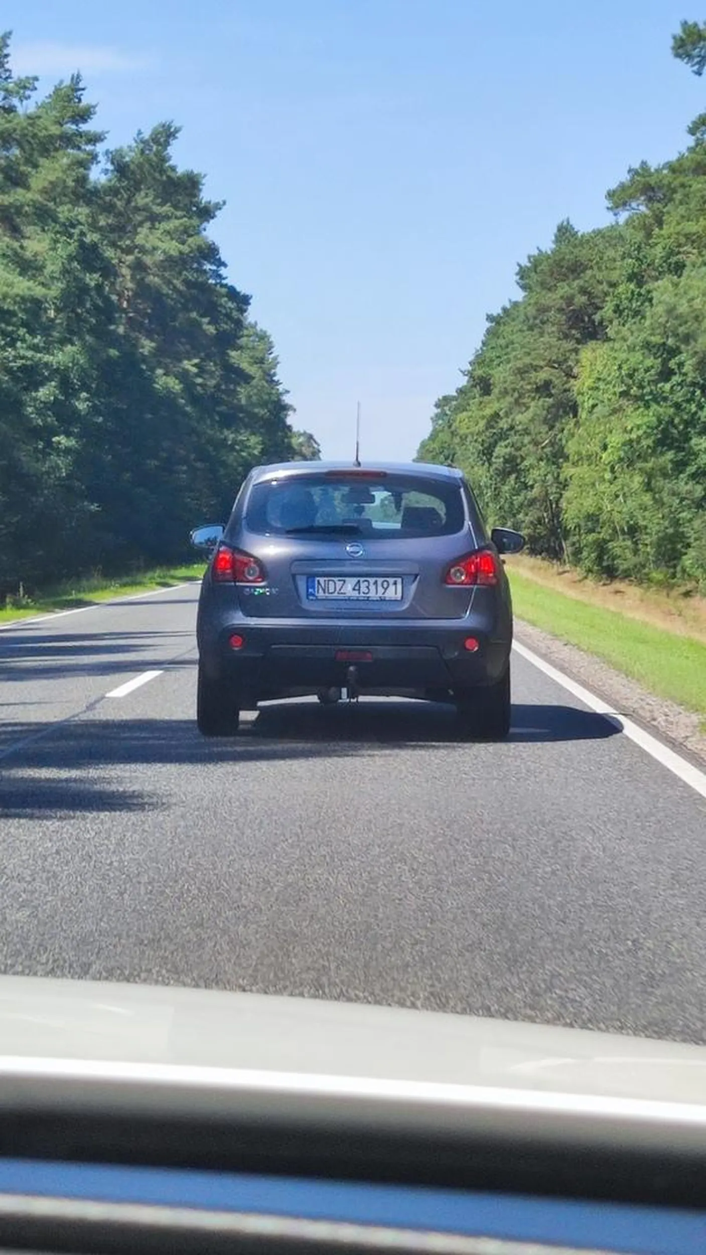 Nissan wyrzuca śmieci przez okno w samochód jadący za nim