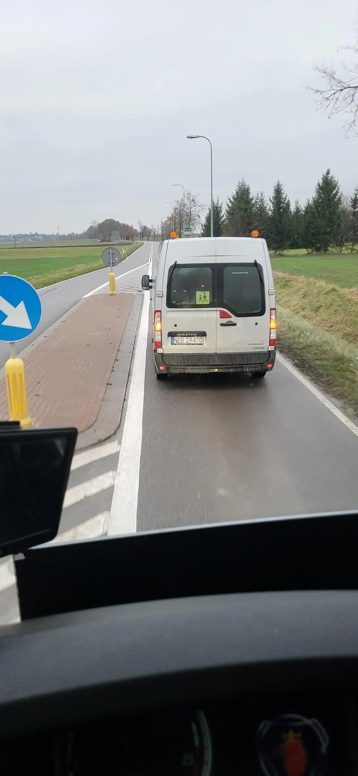 Wyprzedza na pasach wioząc dzieci do szkoły, agresywne zachowanie na drodze.