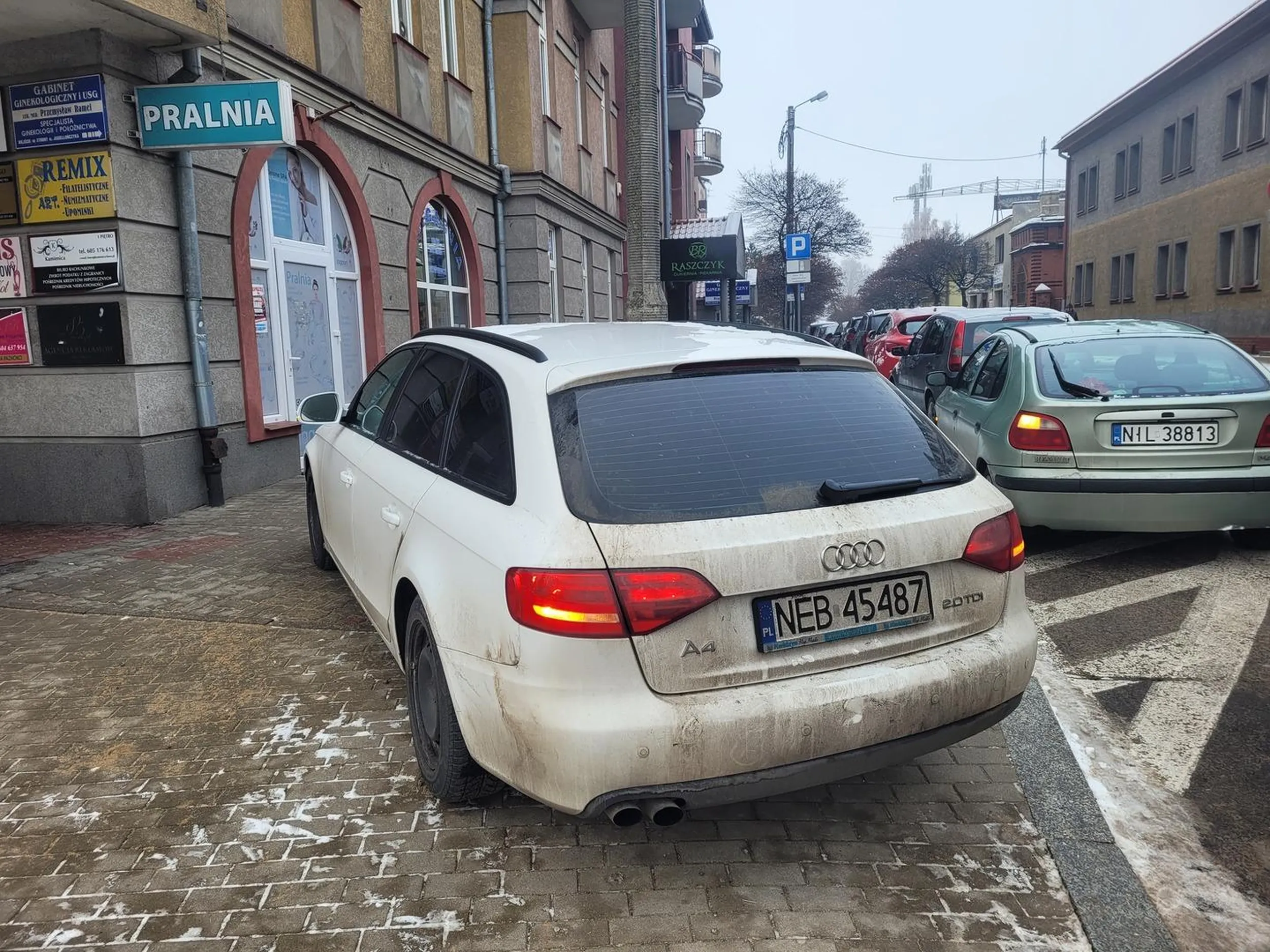 Parkuje pod feniksem w iławie na chodniku. Jest gruby I śmierdzi mu z mordy