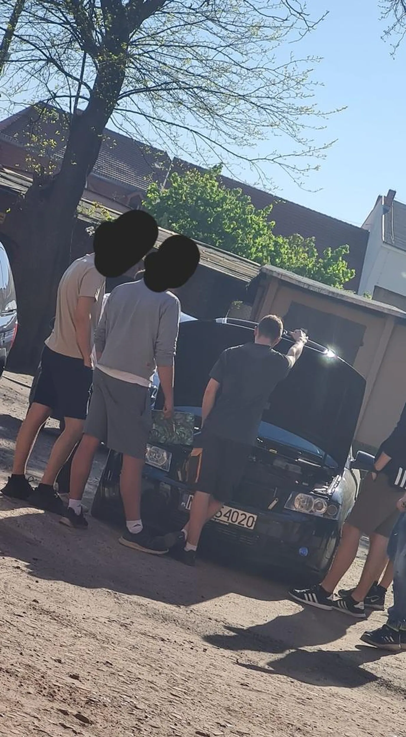 Nastoletni przegląd Gruza. Wiejski pokaz mocy. Ciekawe czego oni szukają w tym zgnilcu, kurz oglądają i pokrywę zaworów? Brakuje jeszcze żeby tam dzieciak wsiadł i zaczal dławić tego rupiecia.