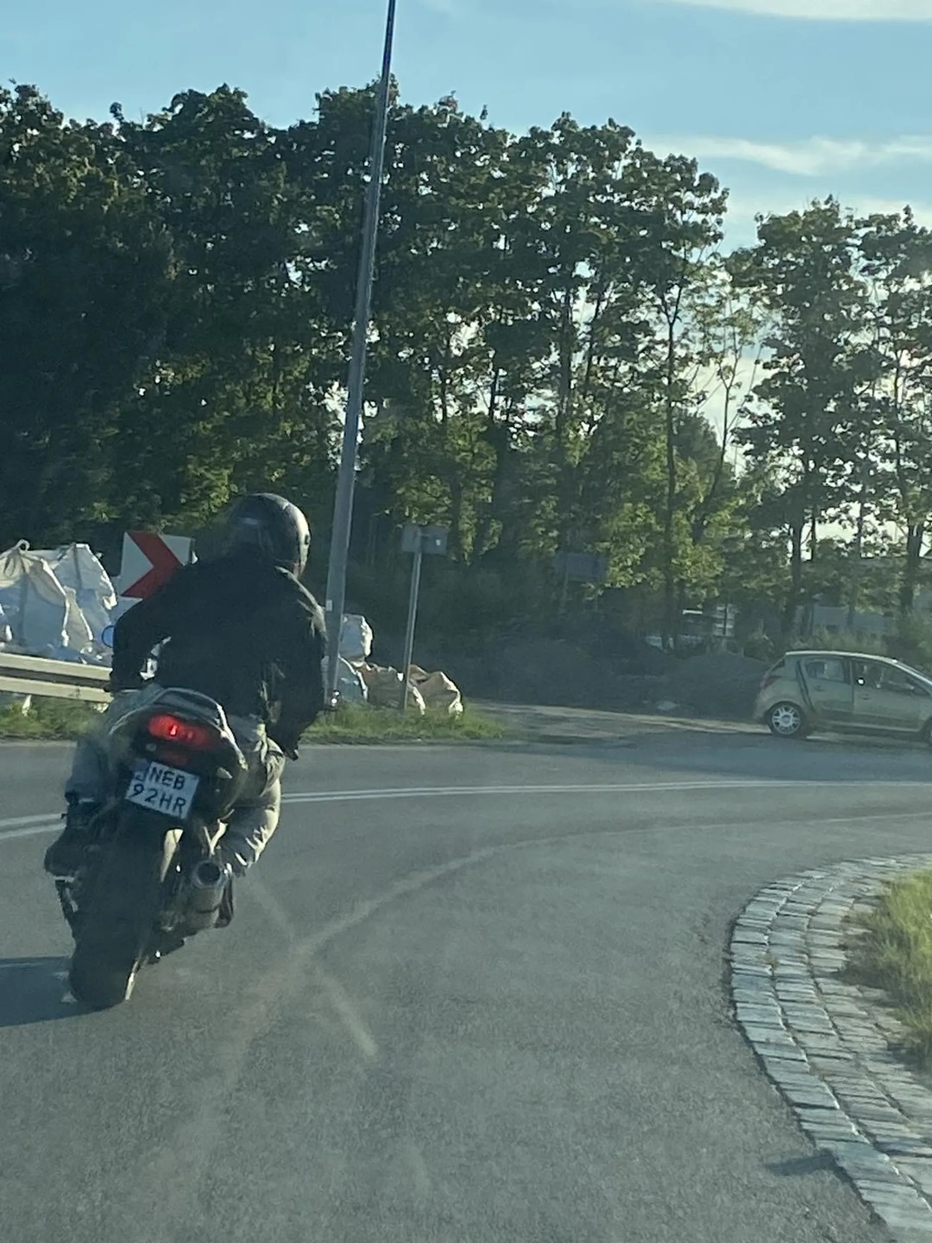 30km/h poza zabudowanym, przy próbie wyprzedzenia na krótkiej prostej przyspiesza do 100XD kto ci dał prawko na tego komarka