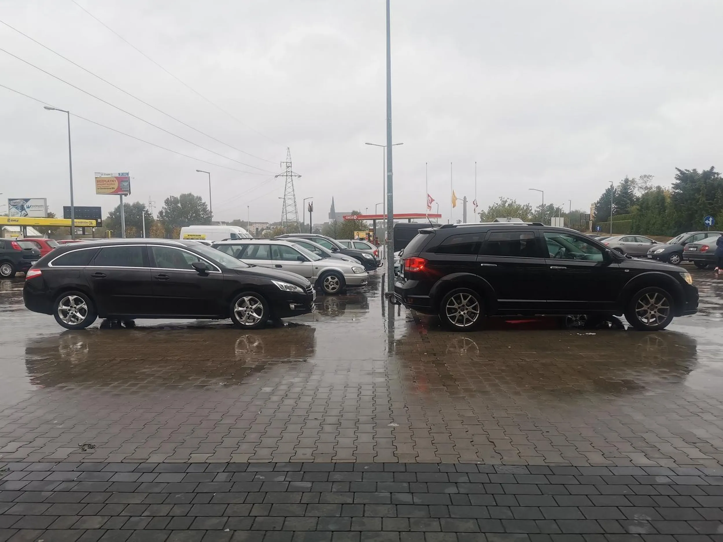 Nie potrafi parkować na parkingu Biedronki, zarozumiały buc w czapeczce