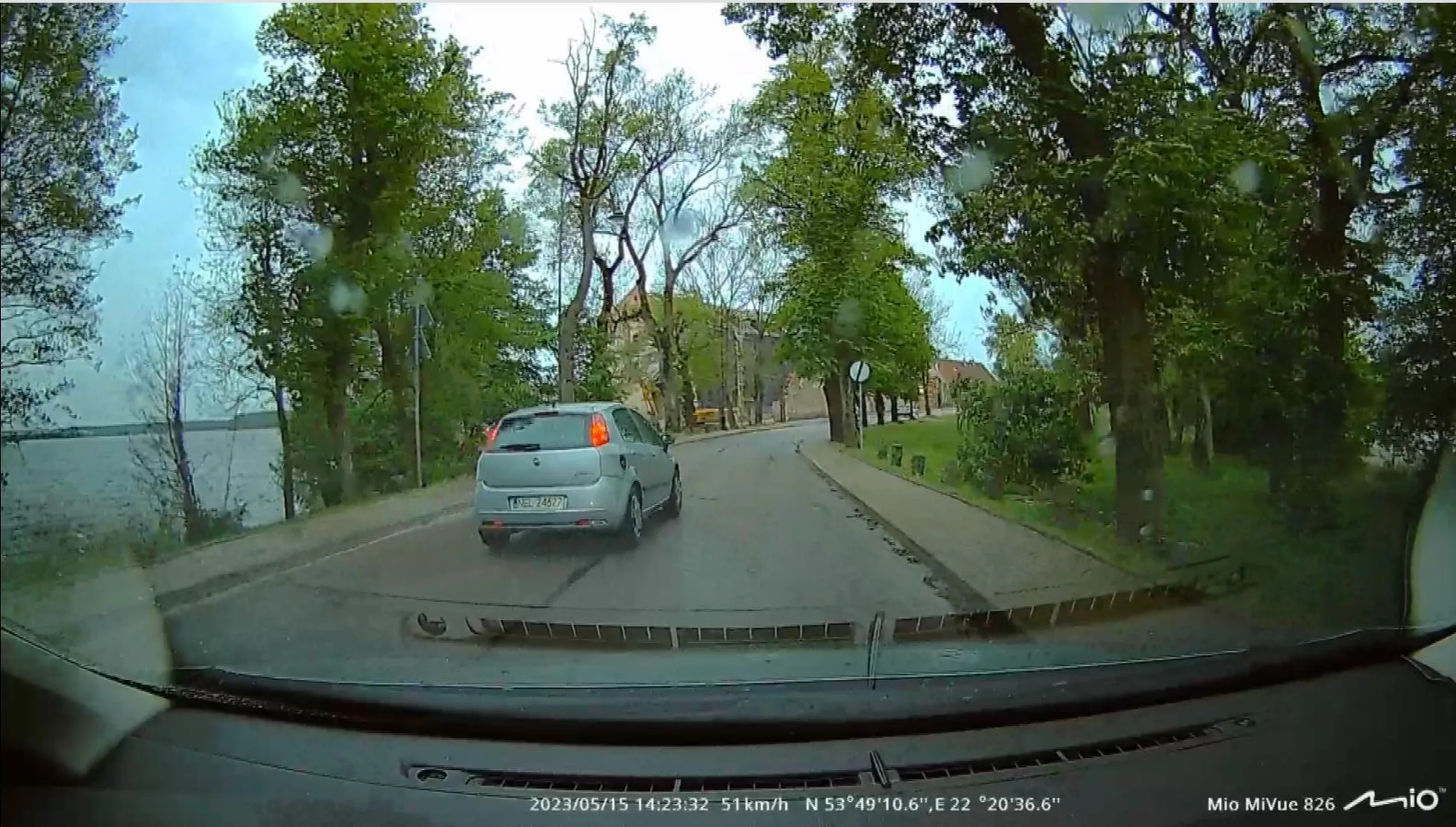 Jeździ na zderzaku a do tego na rondzie pod prąd.